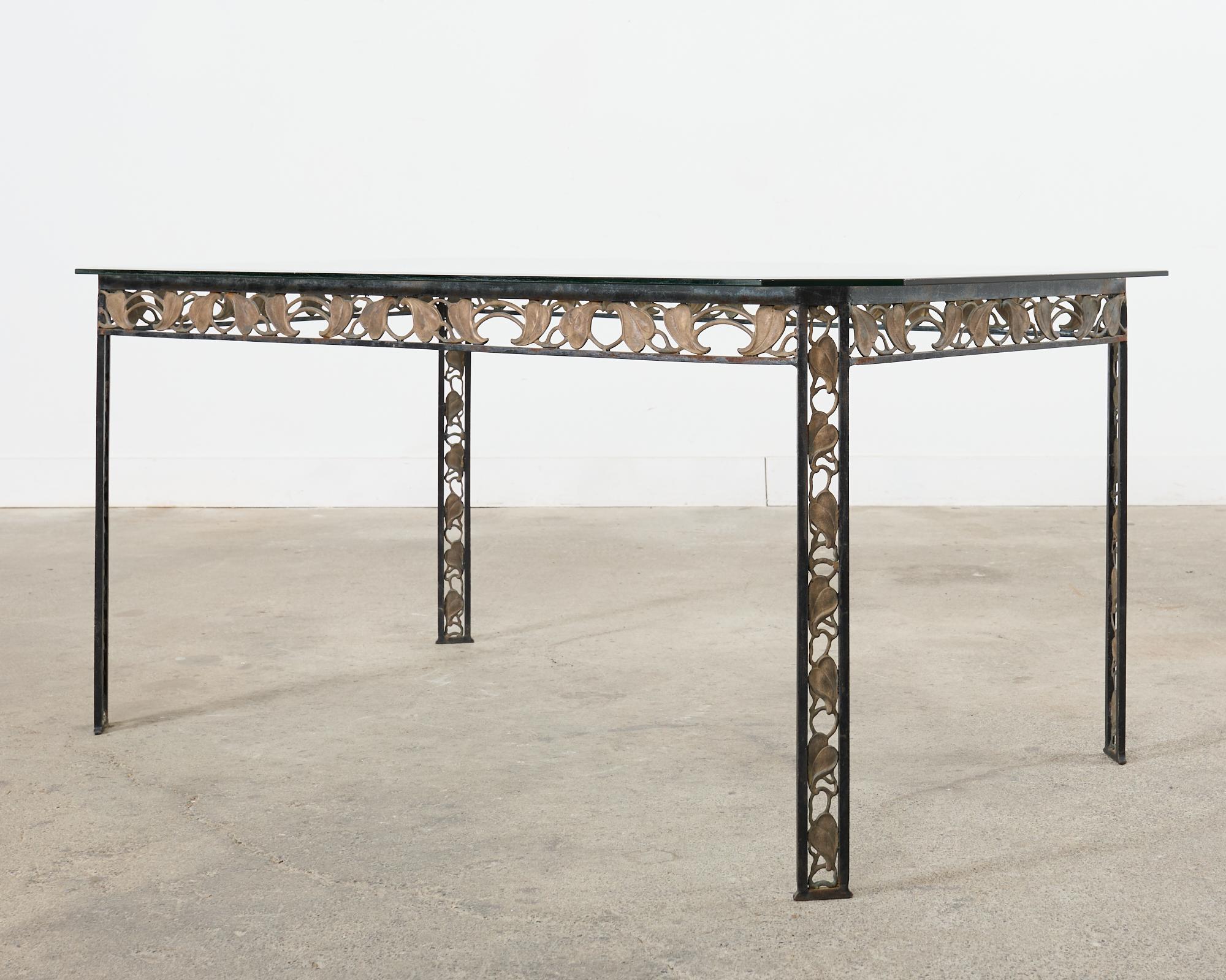 Fait main Table de salle à manger de jardin Art Nouveau en fer à feuilles de bronze en vente