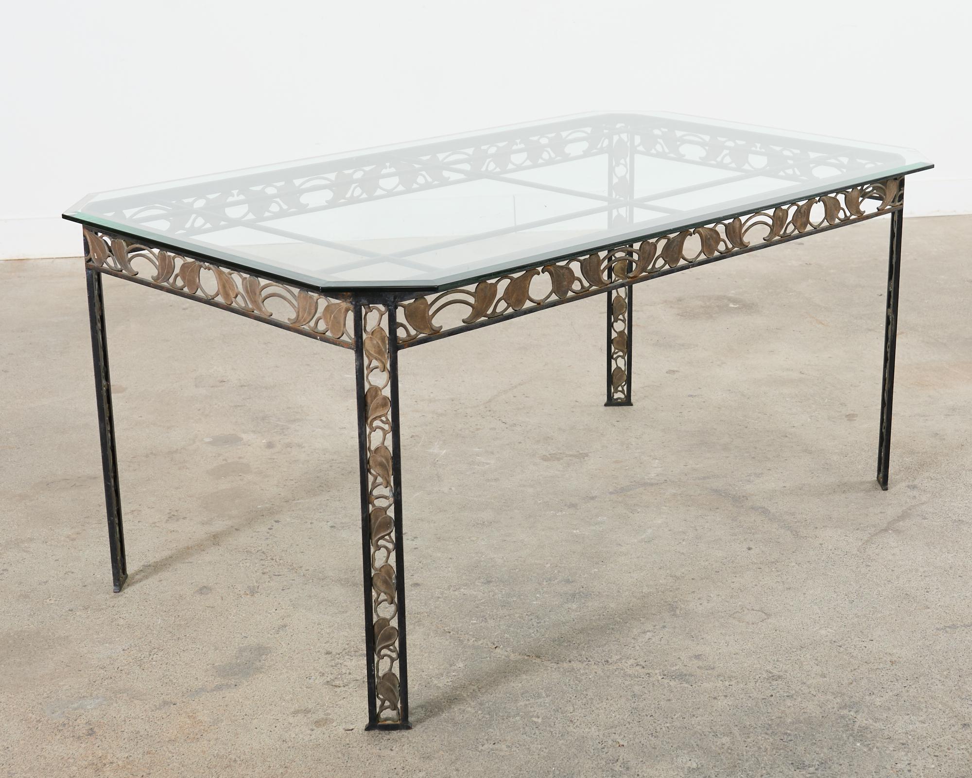 Table de salle à manger de jardin Art Nouveau en fer à feuilles de bronze Bon état - En vente à Rio Vista, CA