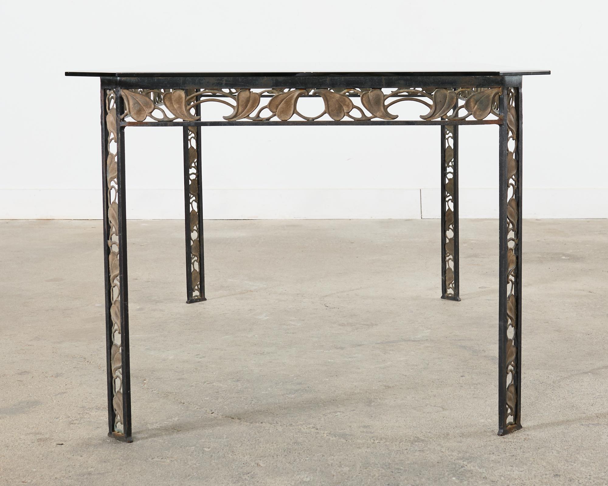20ième siècle Table de salle à manger de jardin Art Nouveau en fer à feuilles de bronze en vente