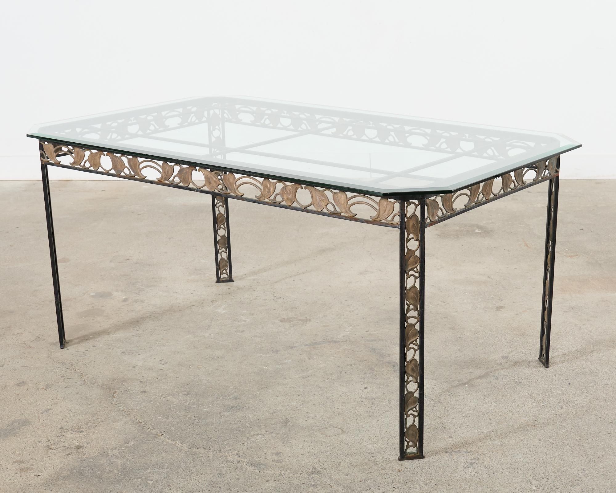 Bronze Table de salle à manger de jardin Art Nouveau en fer à feuilles de bronze en vente