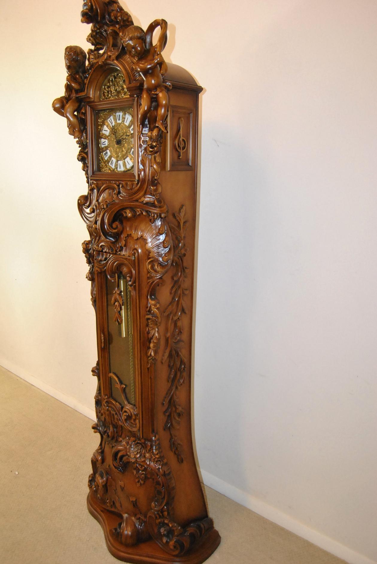 Sculpté Art Nouveau Baroque Italien Horloge de parquet sculptée de chérubins Franz Hermle