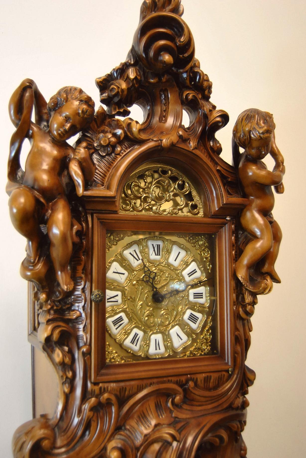 Milieu du XXe siècle Art Nouveau Baroque Italien Horloge de parquet sculptée de chérubins Franz Hermle