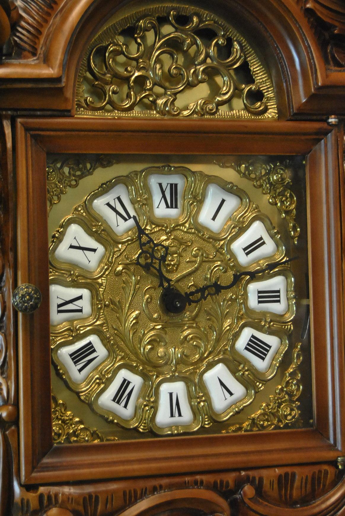 Noyer Art Nouveau Baroque Italien Horloge de parquet sculptée de chérubins Franz Hermle
