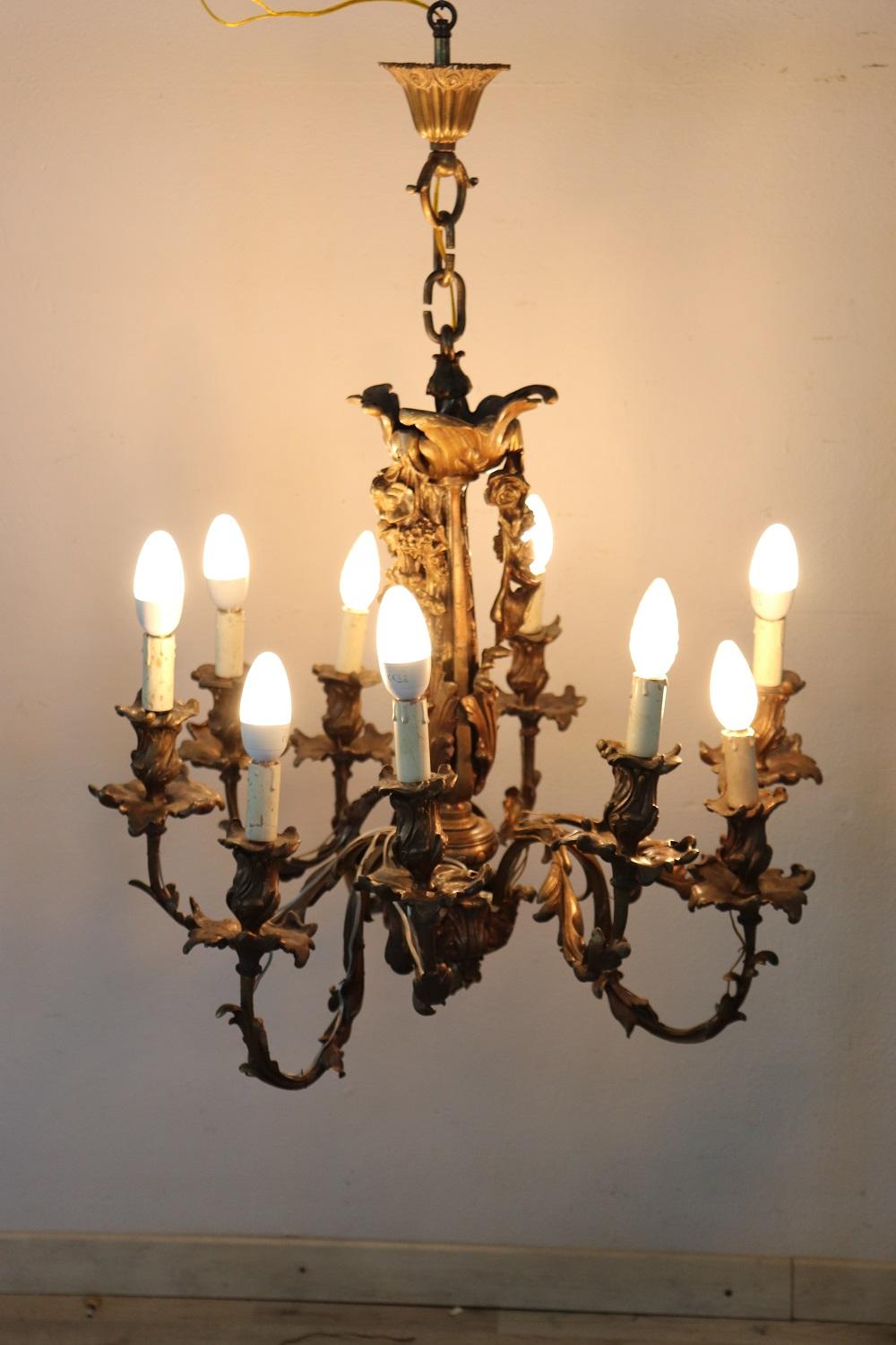 Splendid Italian art nouveau chandelier in bronze with 9 lights, 1900s. The bronze is finely chiseled with flowers and leaves. The bronze has acquired an ancient patina. Perfect condition ready to light up your beautiful home.
