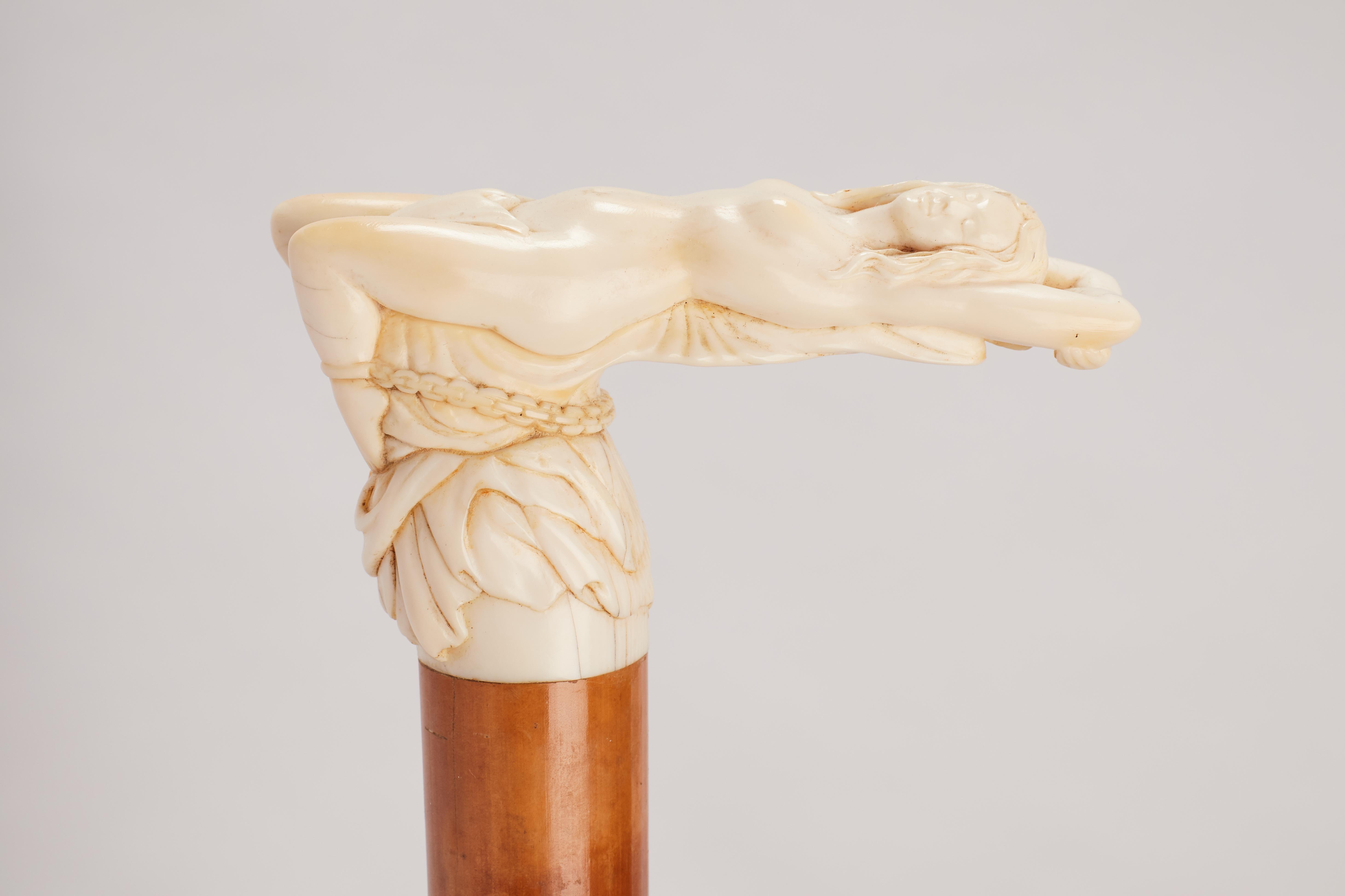 Britannique Canne à pied Art nouveau à poignée sculptée en ivoire représentant Andromeda, Royaume-Uni, 1880  en vente