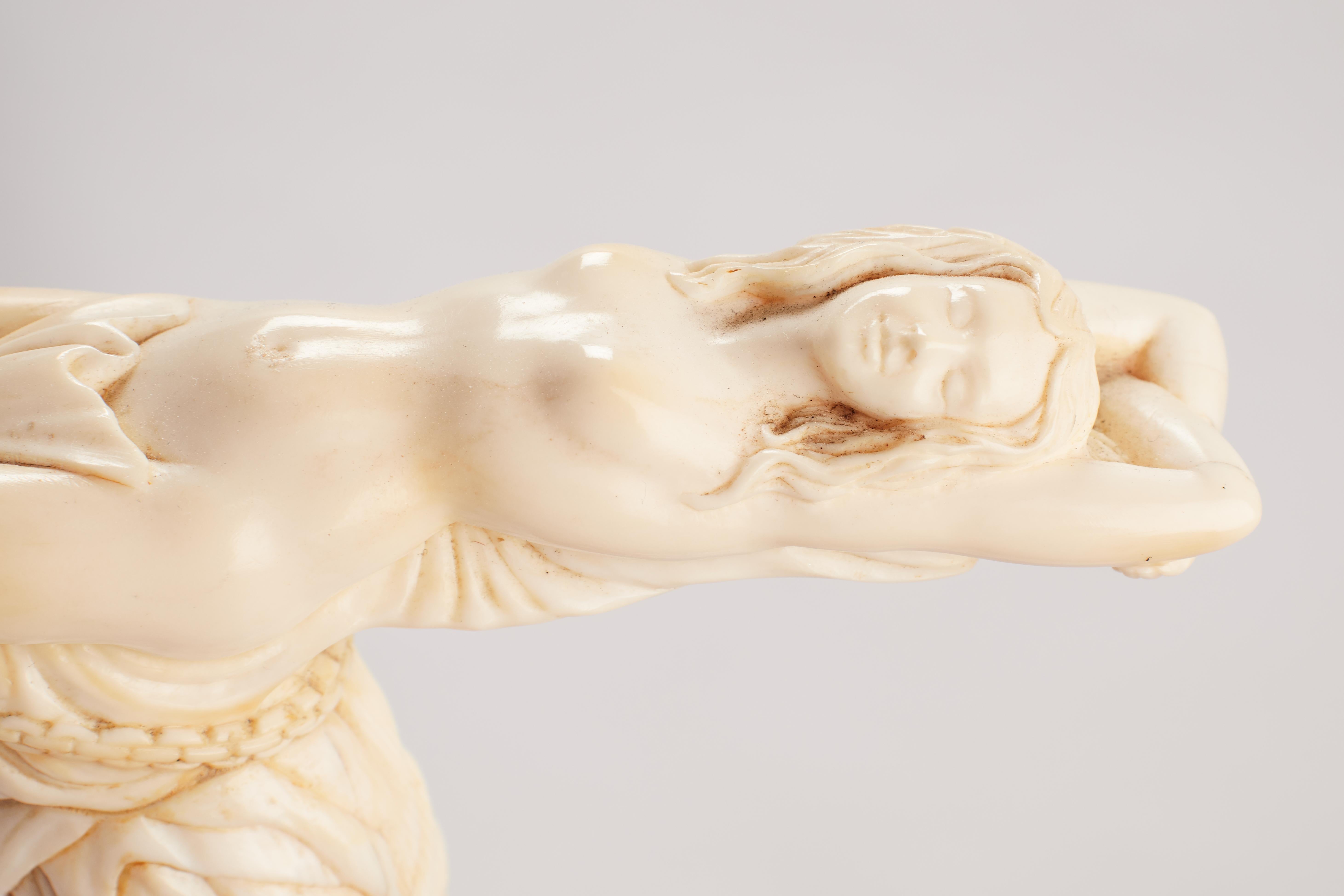 Art nouveau Ivory carved handle walking stick depicting Andromeda, UK 1880.  In Good Condition For Sale In Milan, IT