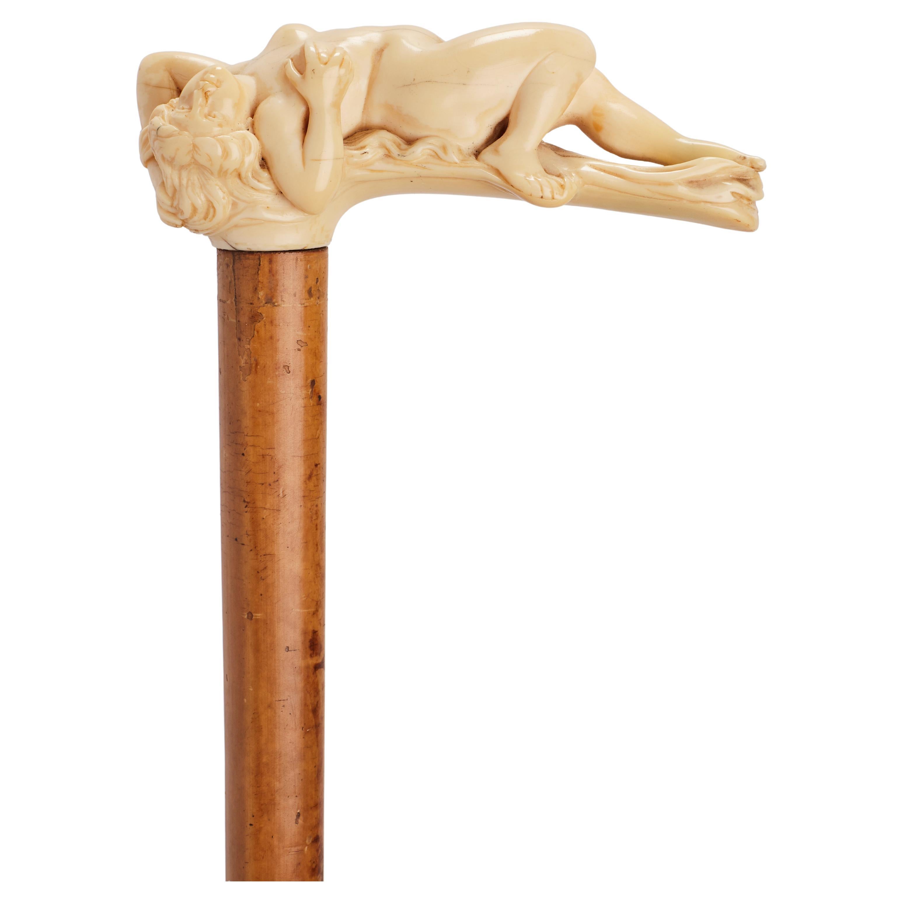Bastón Art nouveau de marfil que representa a una mujer desnuda tumbada, Francia 1900.