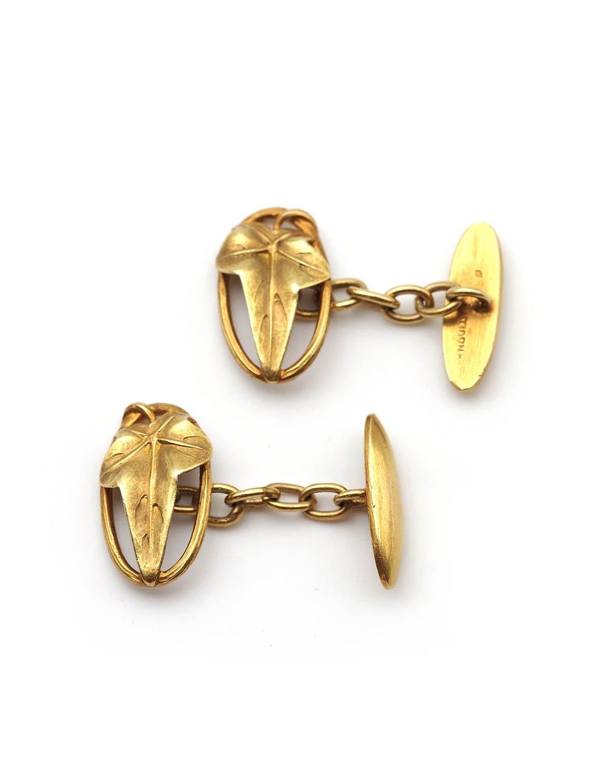 Manschettenknöpfe im Jugendstil von Arnould aus 18 Karat Gold. Seltene Manschettenknöpfe des Künstlers Edouard A. Arnould (1899-1945) mit einem Efeublattmotiv. Efeu ist ein Symbol der Verbundenheit. Manschettenknöpfe, Art Nouveau,