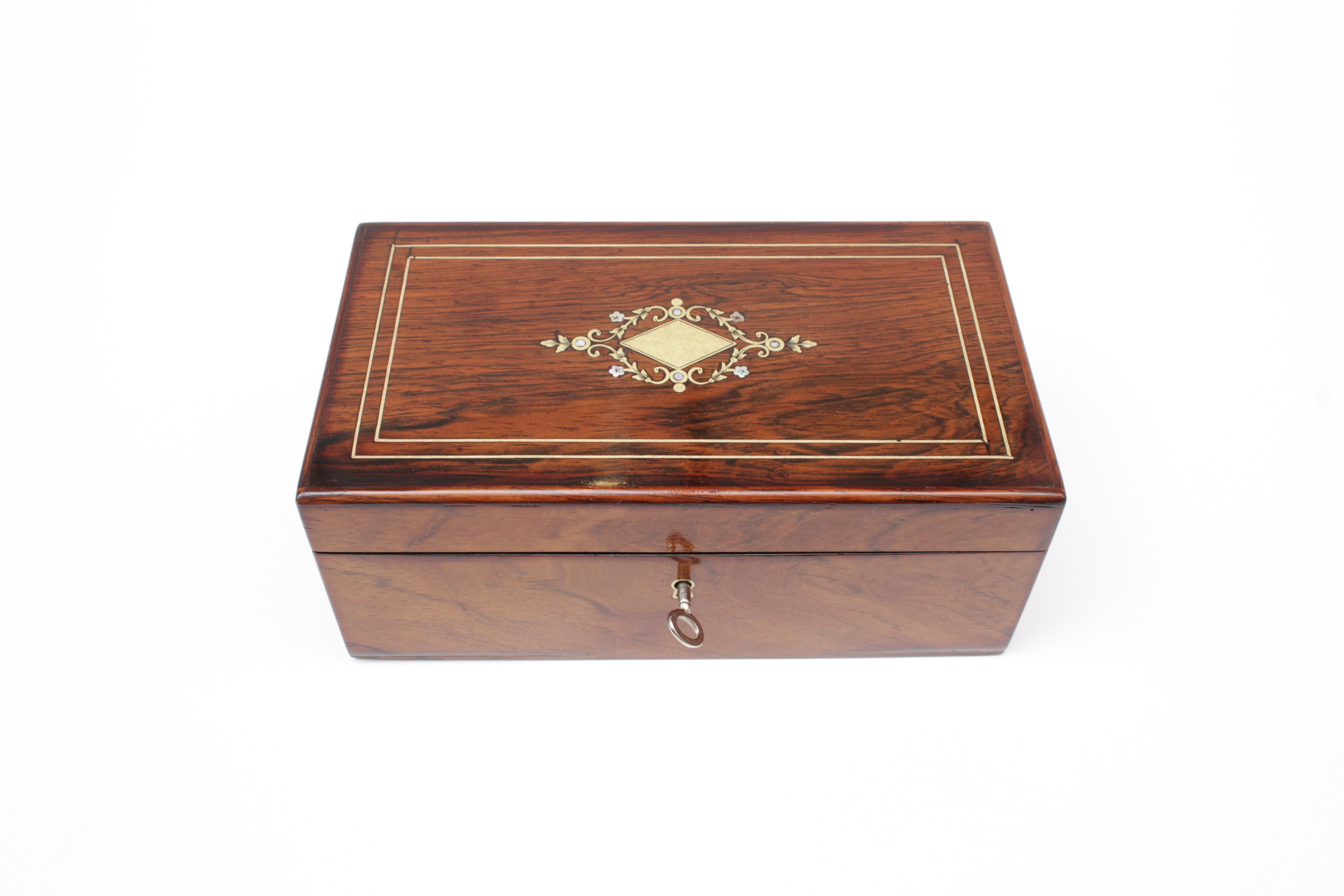 Tedesco Scrigno in legno di Jacaranda in stile liberty in vendita