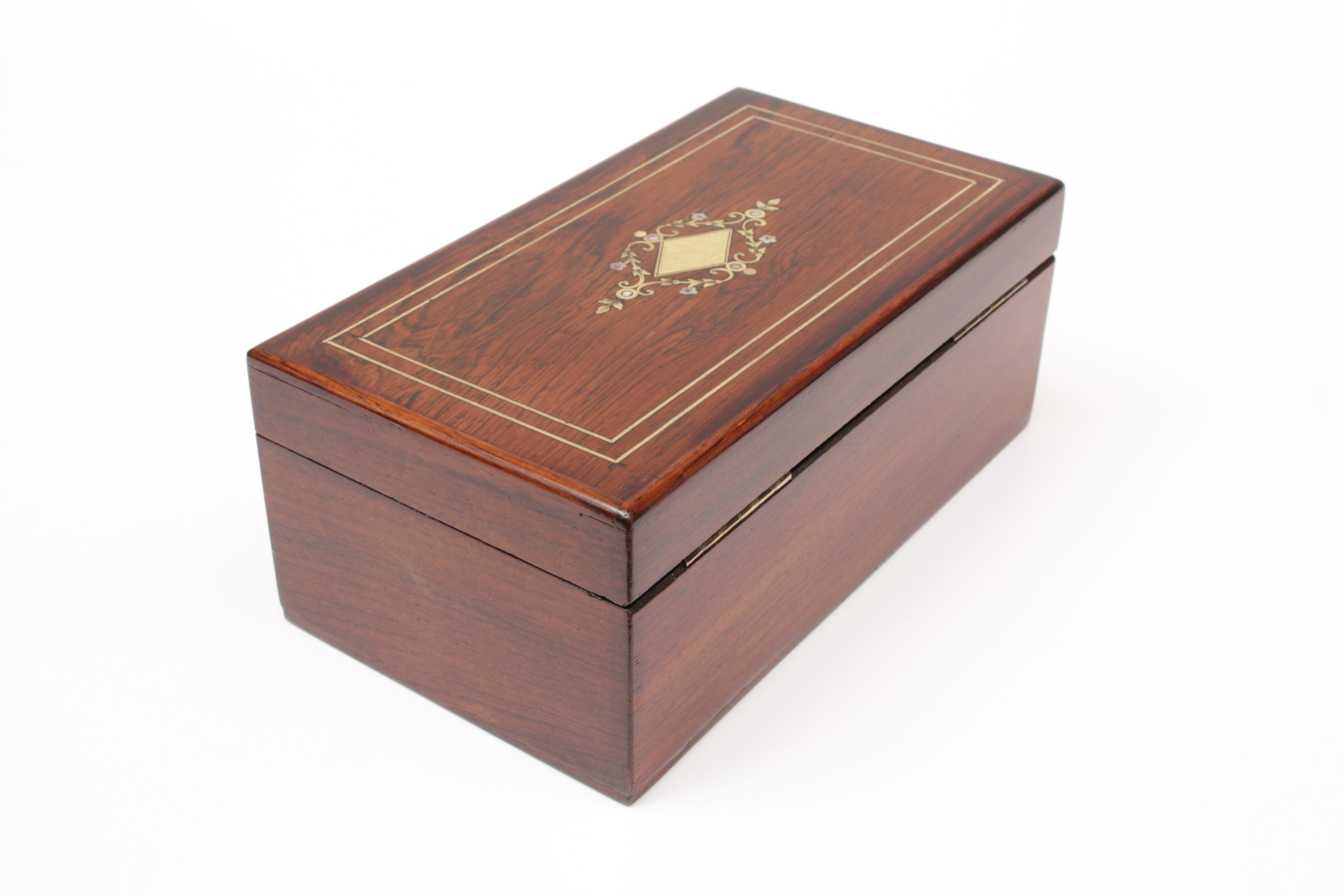 Lucidato Scrigno in legno di Jacaranda in stile liberty in vendita