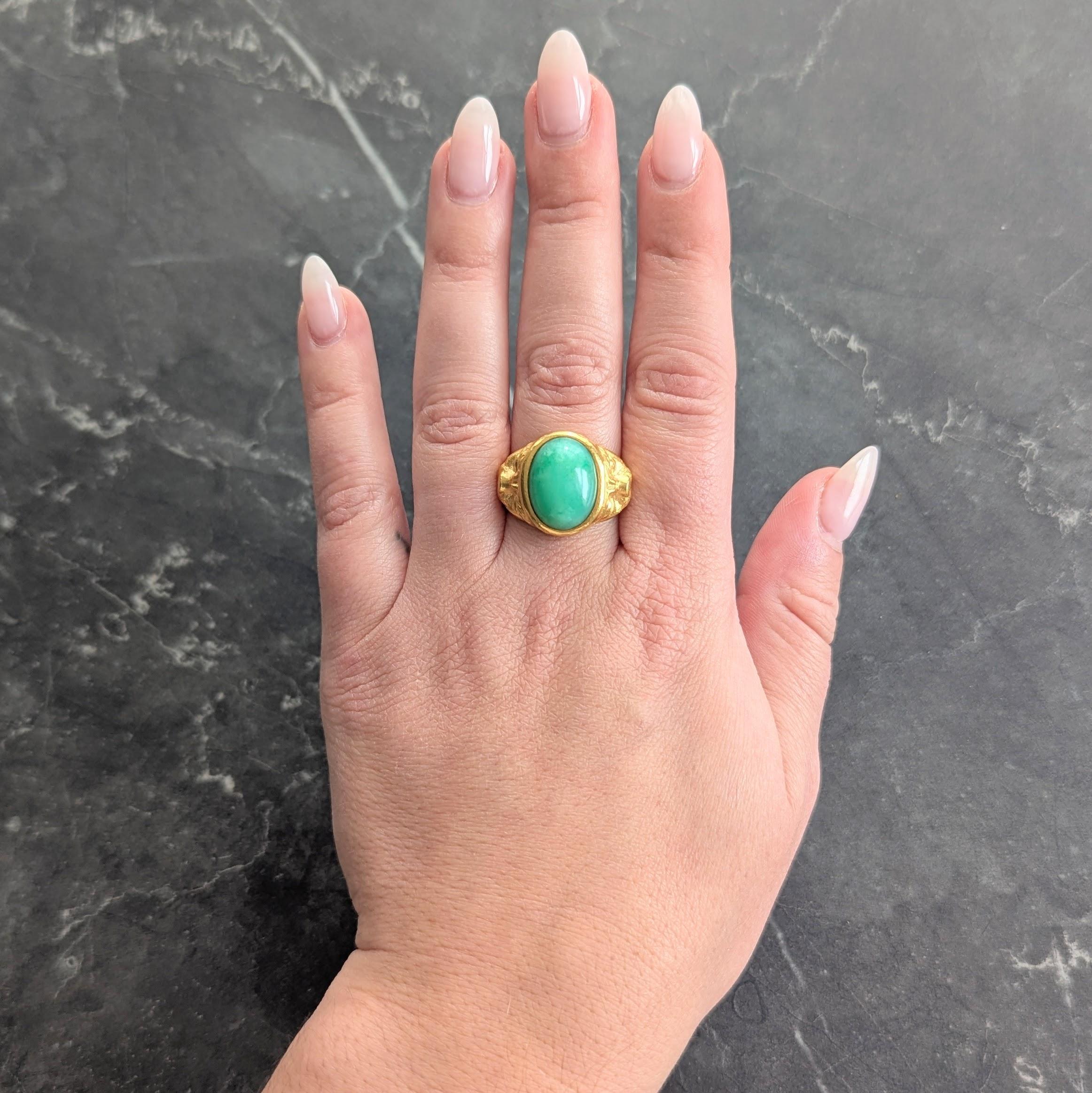 Al centro un cabochon di giada di forma ovale di 15,0 x 11,0 mm.
Verde chiaro opaco e brillante con sottili screziature - incastonatura a filo
Affiancato da un motivo di gatti con spalle molto ben rappresentate
Con tratti dimensionali e