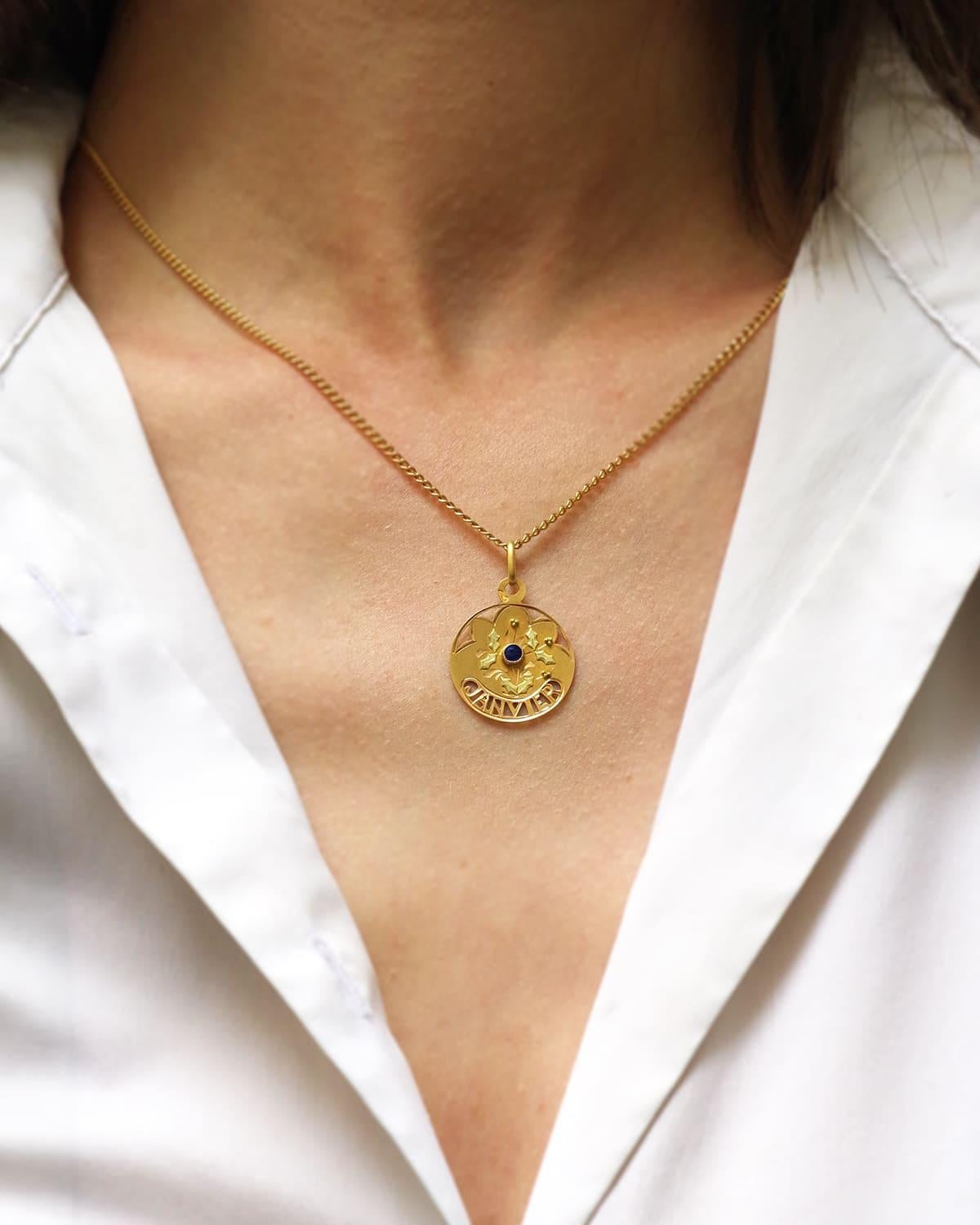 Medalla Art Nouveau del mes de enero en oro de 18 quilates, medalla de nacimiento, colgante de nacimiento en Bueno estado para la venta en PARIS, FR