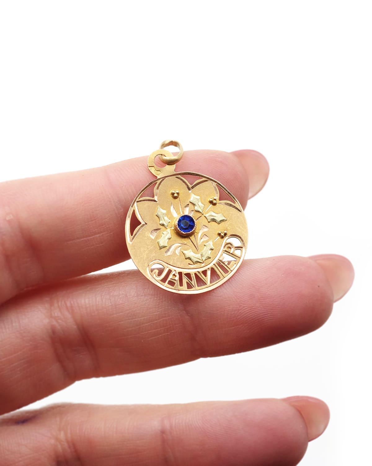 Femenino o masculino Medalla Art Nouveau del mes de enero en oro de 18 quilates, medalla de nacimiento, colgante de nacimiento en venta