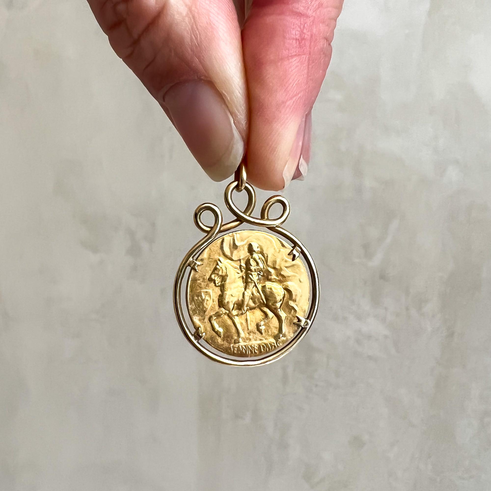 Art Nouveau Jeanne d'Arc 14K Gold Charm Pendant In Good Condition In Rotterdam, NL