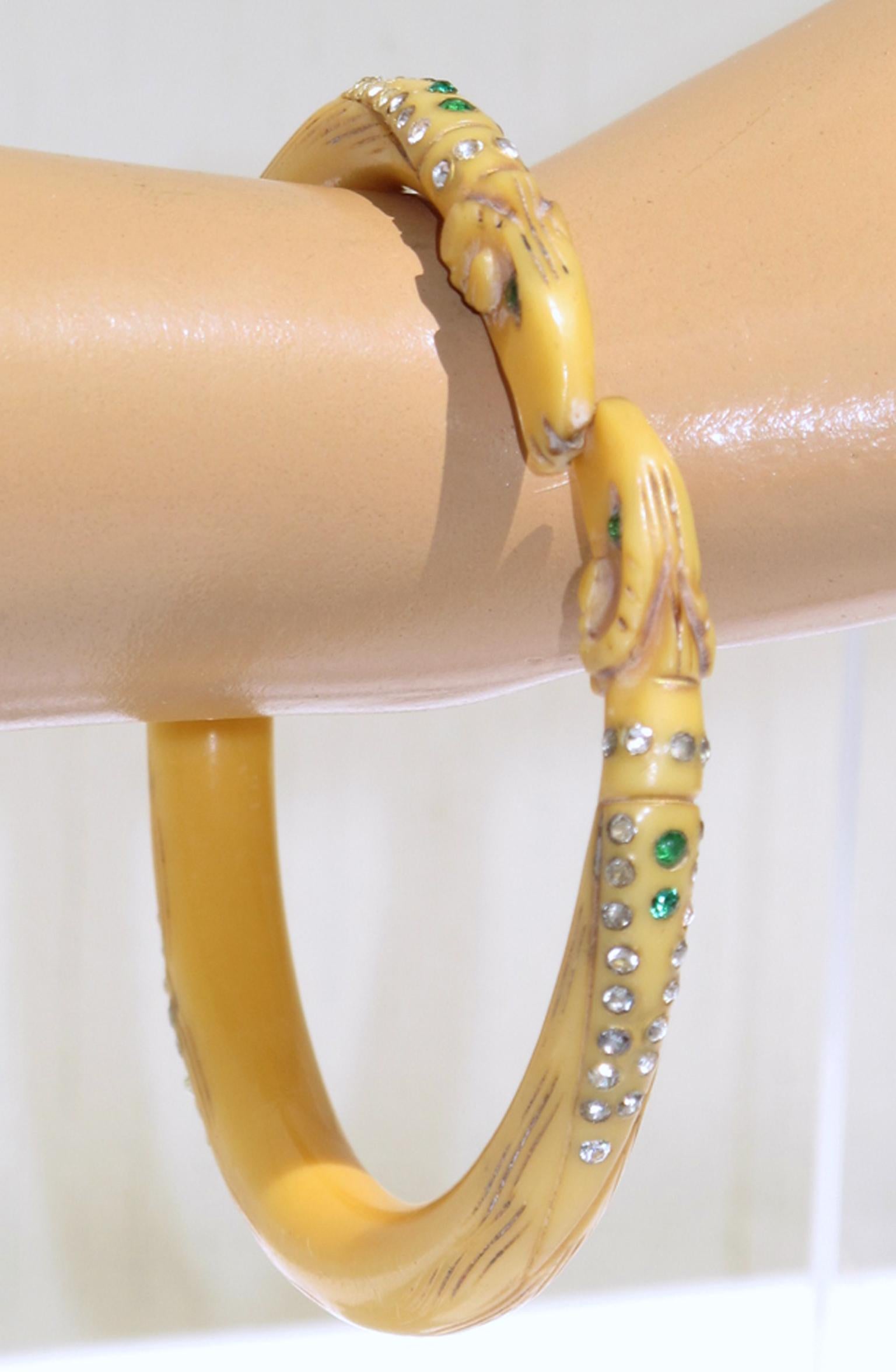 Bracelet jonc en celluloïd orné de bijoux Art Nouveau avec têtes de béliers, vers 1910 Bon état - En vente à Atlanta, GA