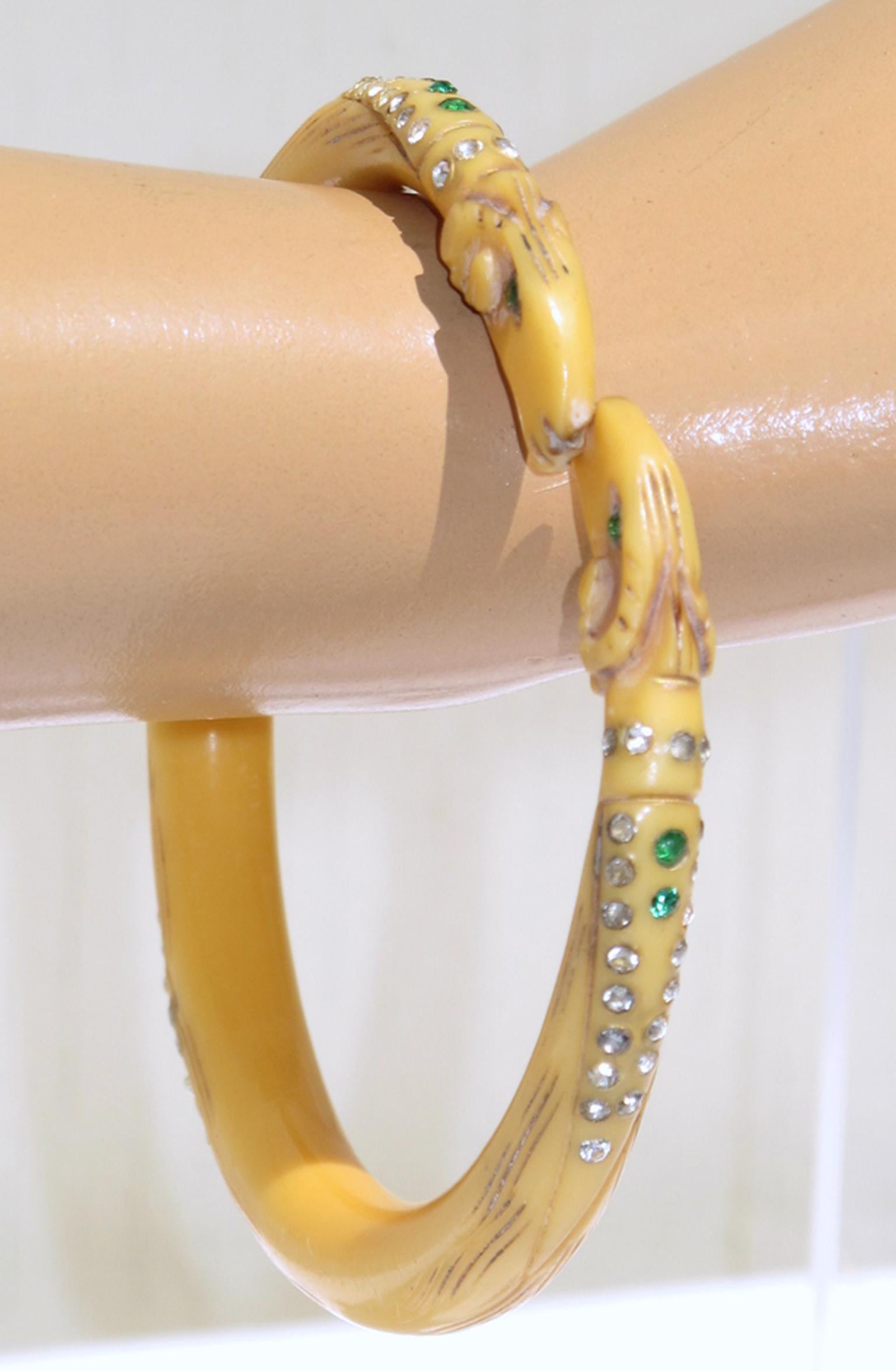 Femenino o masculino Art Nouveau Pulsera brazalete de celuloide enjoyado con cabezas de carnero en venta