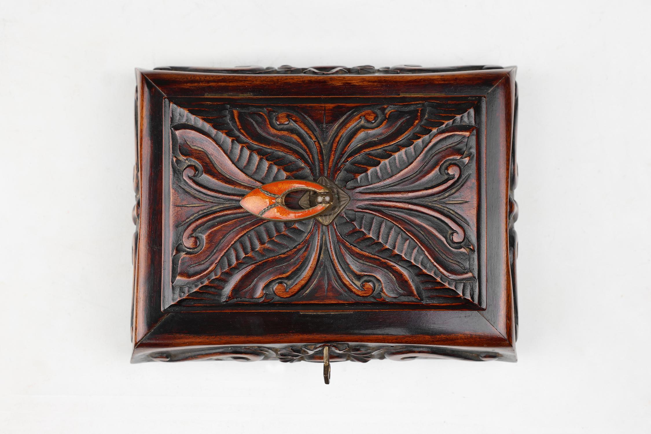 Joyero Art Nouveau de madera esculpida, Francia ca. 1915 en venta 3