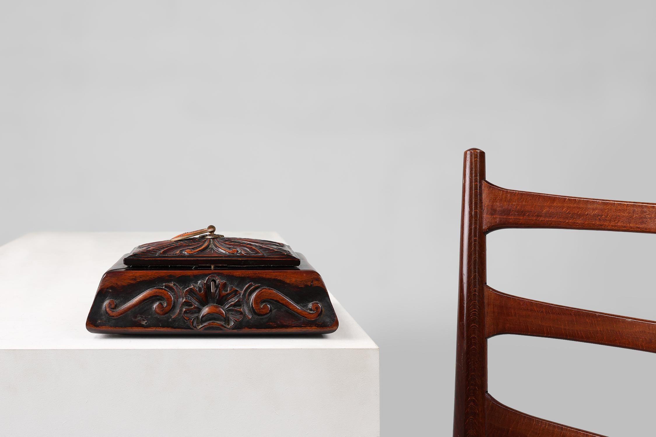 Francia / 1900 / costurero / madera / Art Decó / Art Nouveau

Un elegante joyero de madera esculpida. Fabricada hacia 1900 en Francia. 

Una bonita caja para guardar tus pequeños tesoros con estilo.