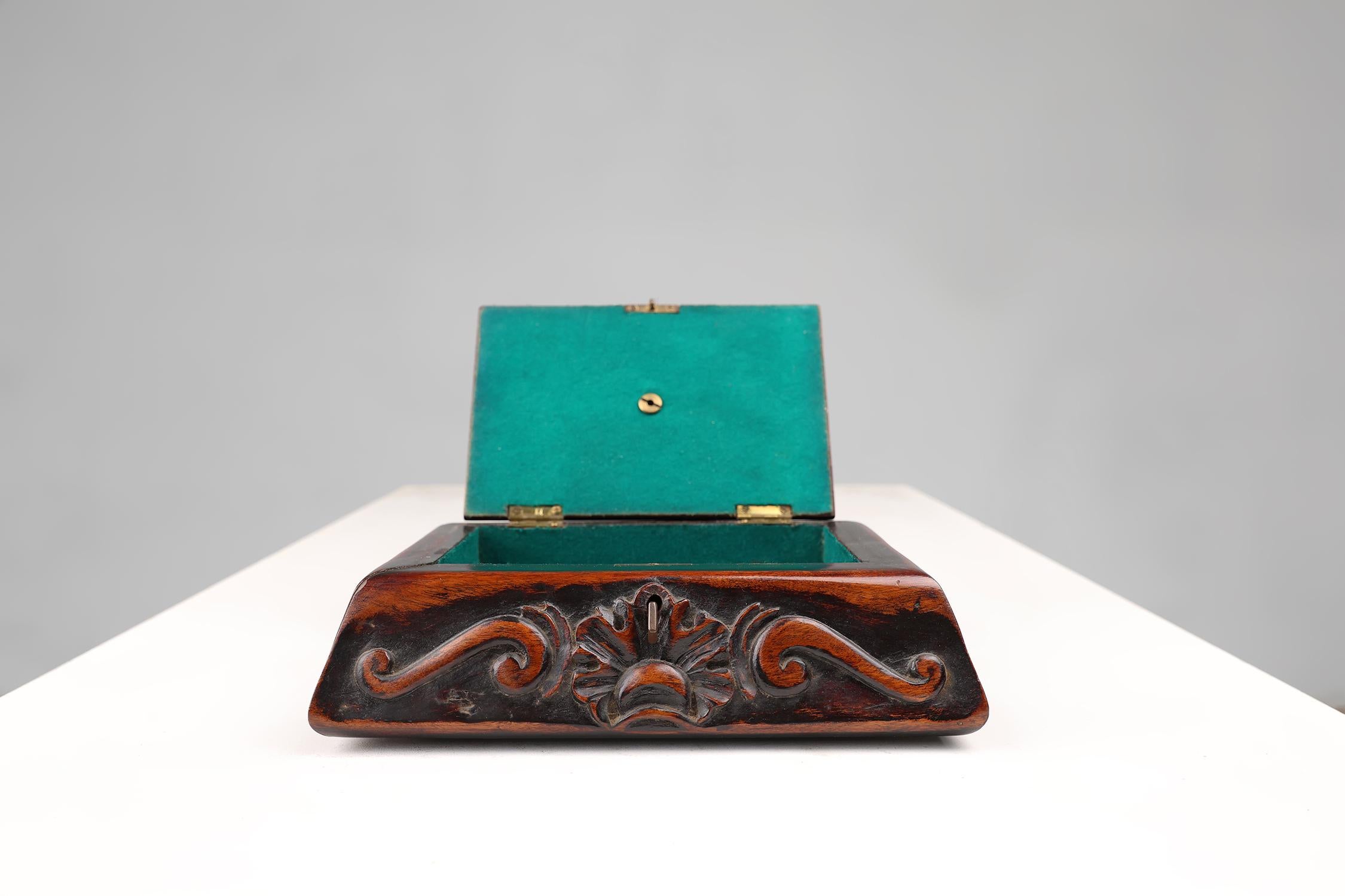 Joyero Art Nouveau de madera esculpida, Francia ca. 1915 Tallado a mano en venta