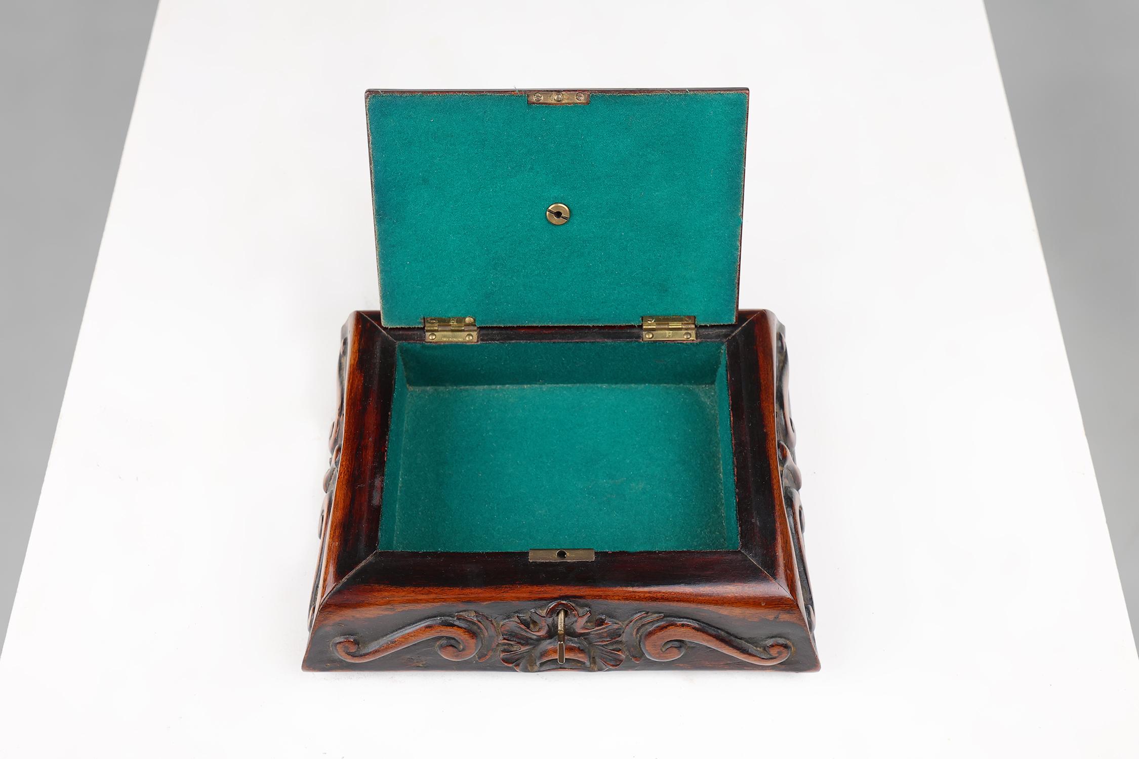 Joyero Art Nouveau de madera esculpida, Francia ca. 1915 en Bueno estado para la venta en Meulebeke, BE