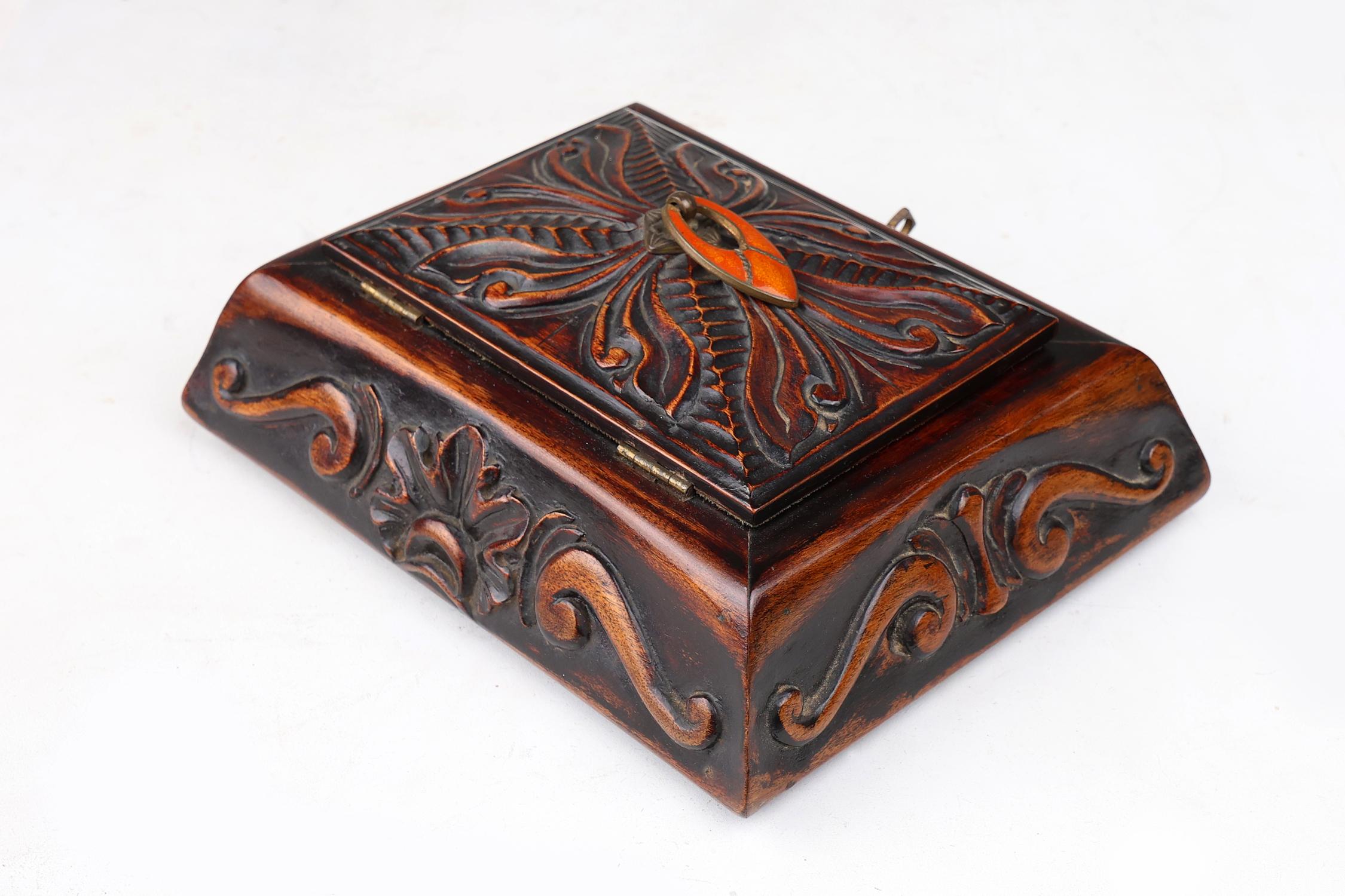 Joyero Art Nouveau de madera esculpida, Francia ca. 1915 Madera en venta