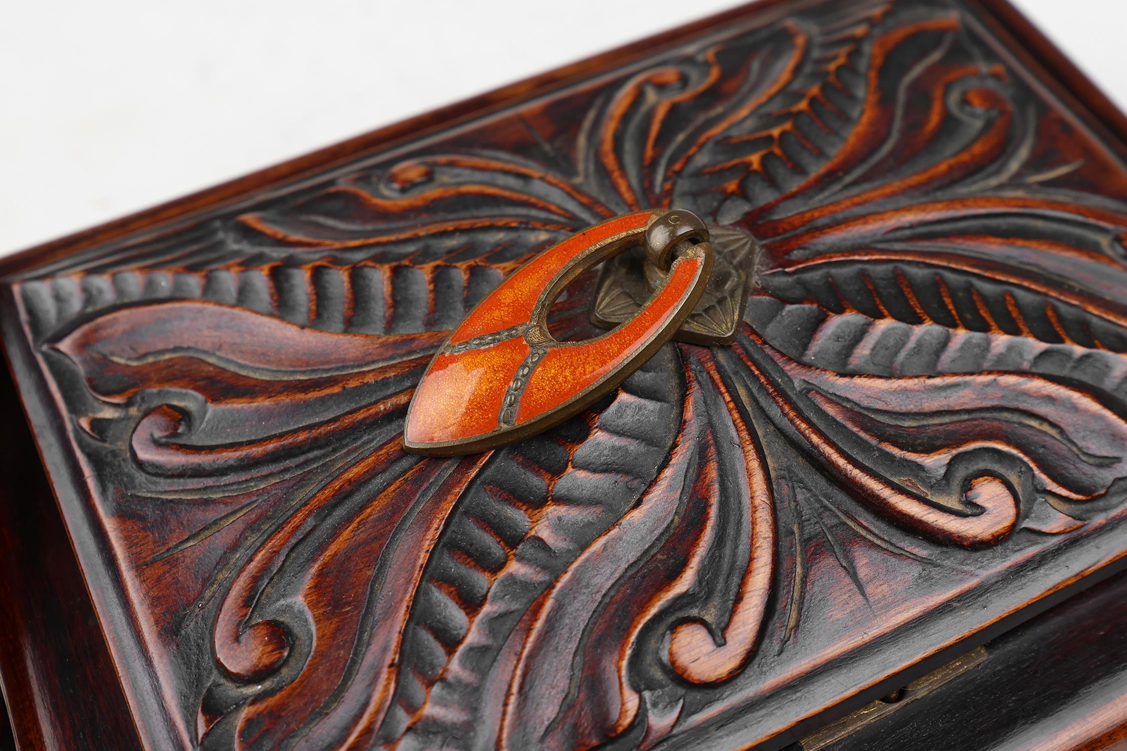 Joyero Art Nouveau de madera esculpida, Francia ca. 1915 en venta 2