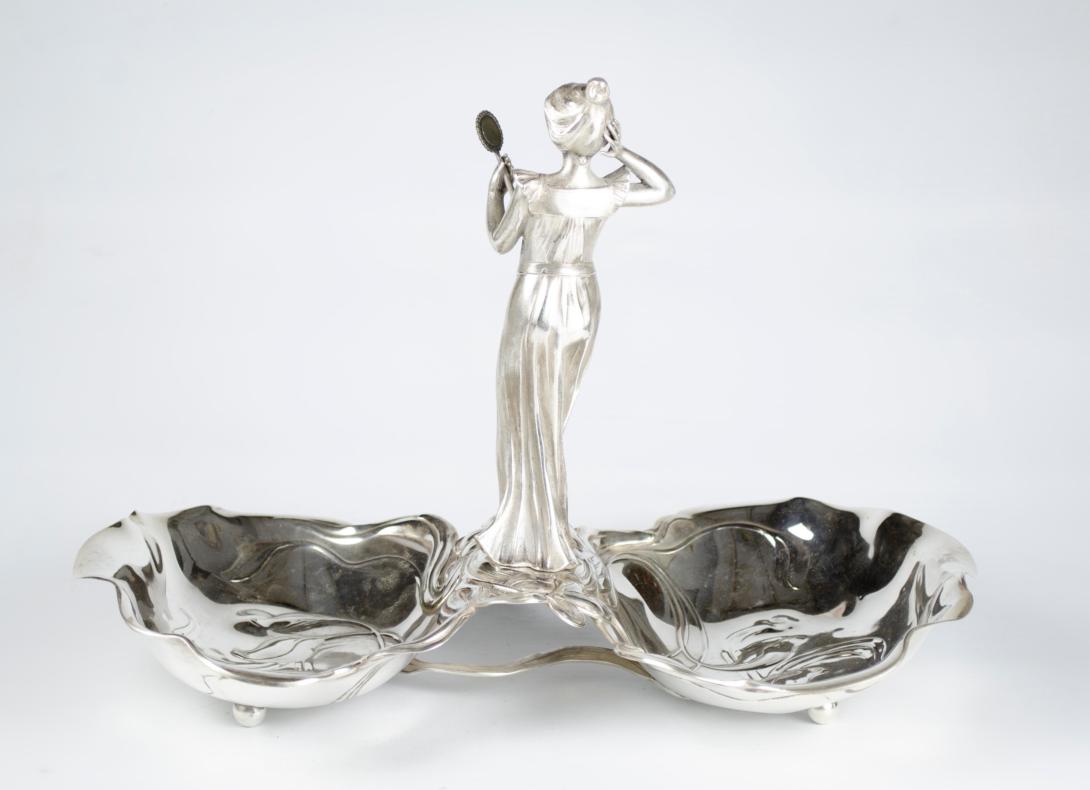 Art Nouveau jewelry dish.
Origin Germany circa 1920.
Perfect condition.
Electro silver technique.
Sealed by WMF and by Bazar Paris Bs As.
Art nouveau, modernist art or modernism was an international artistic and decorative movement, developed