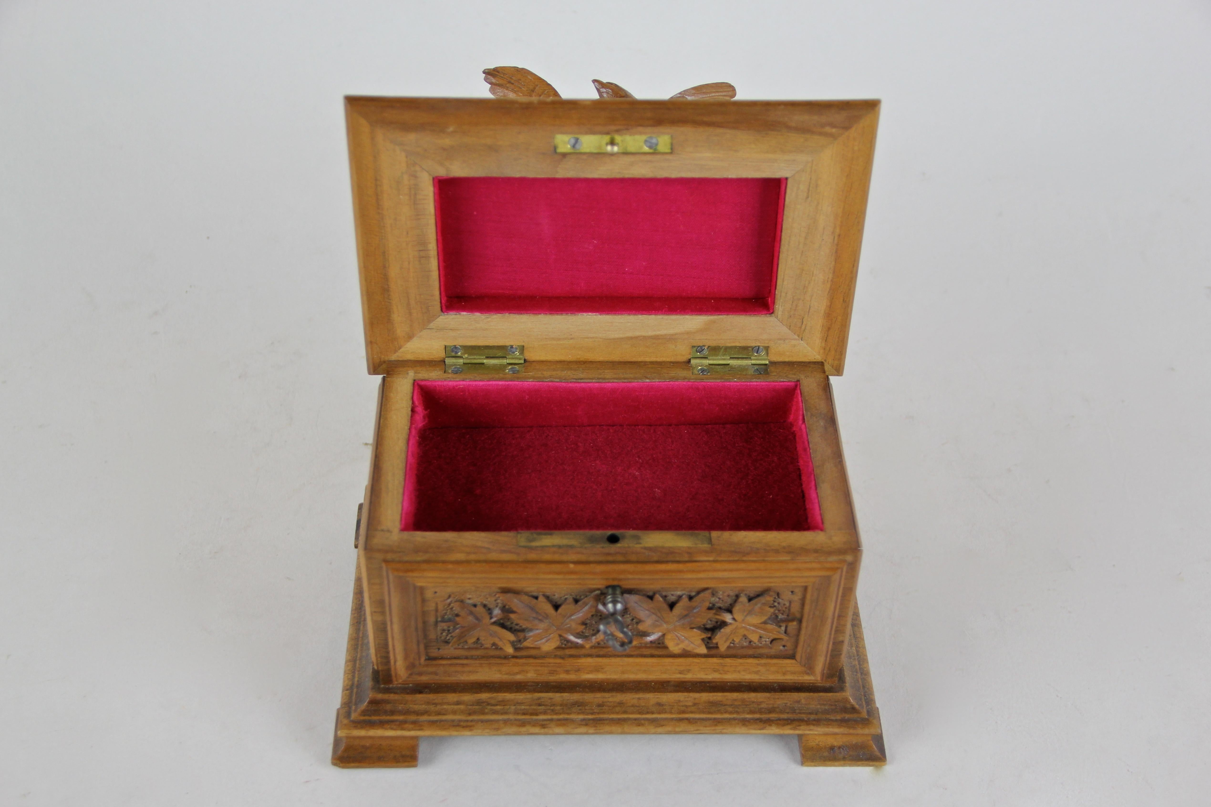Art Nouveau Jewelry Music Box Hand Carved, France, circa 1900 In Good Condition In Lichtenberg, AT