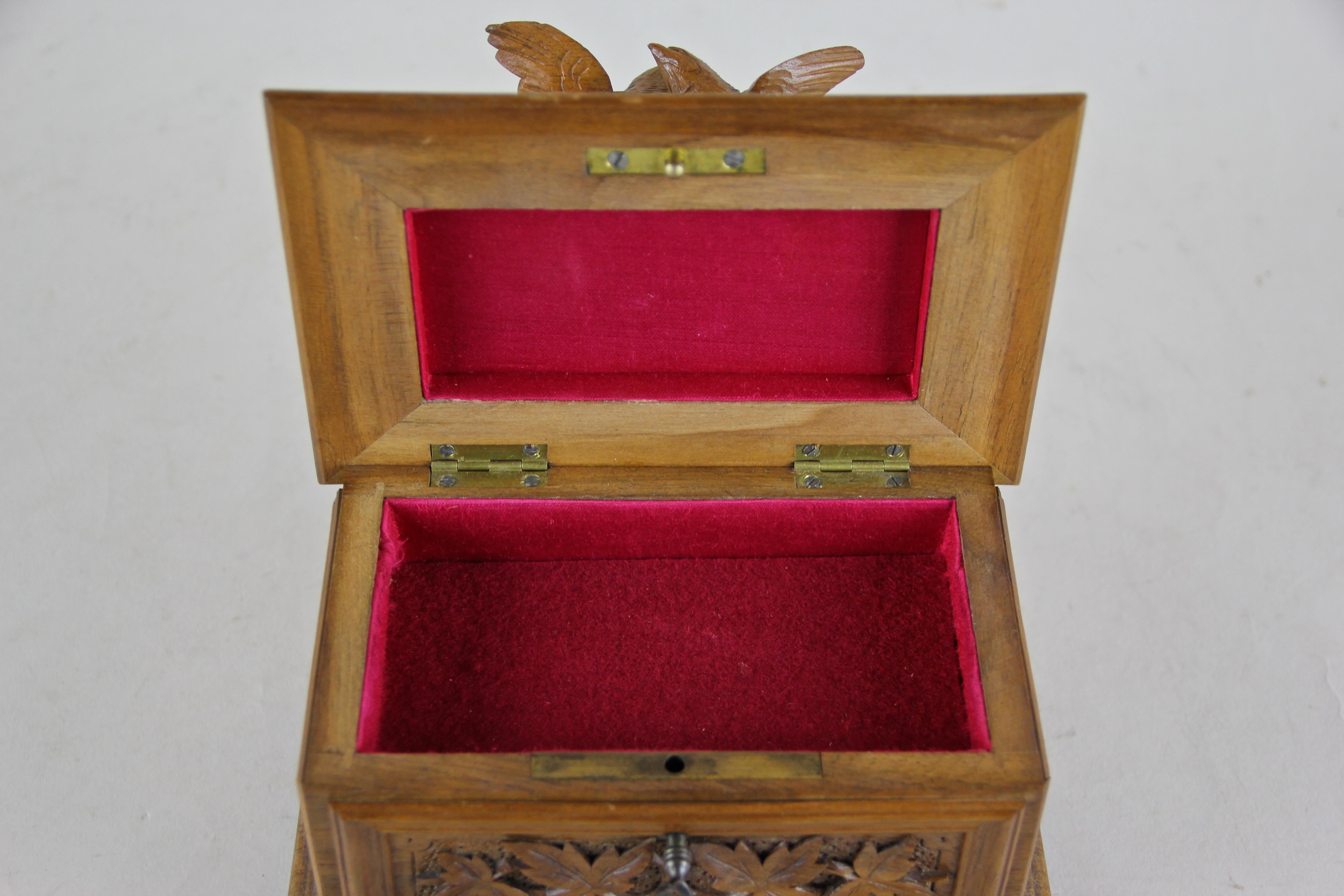 20th Century Art Nouveau Jewelry Music Box Hand Carved, France, circa 1900