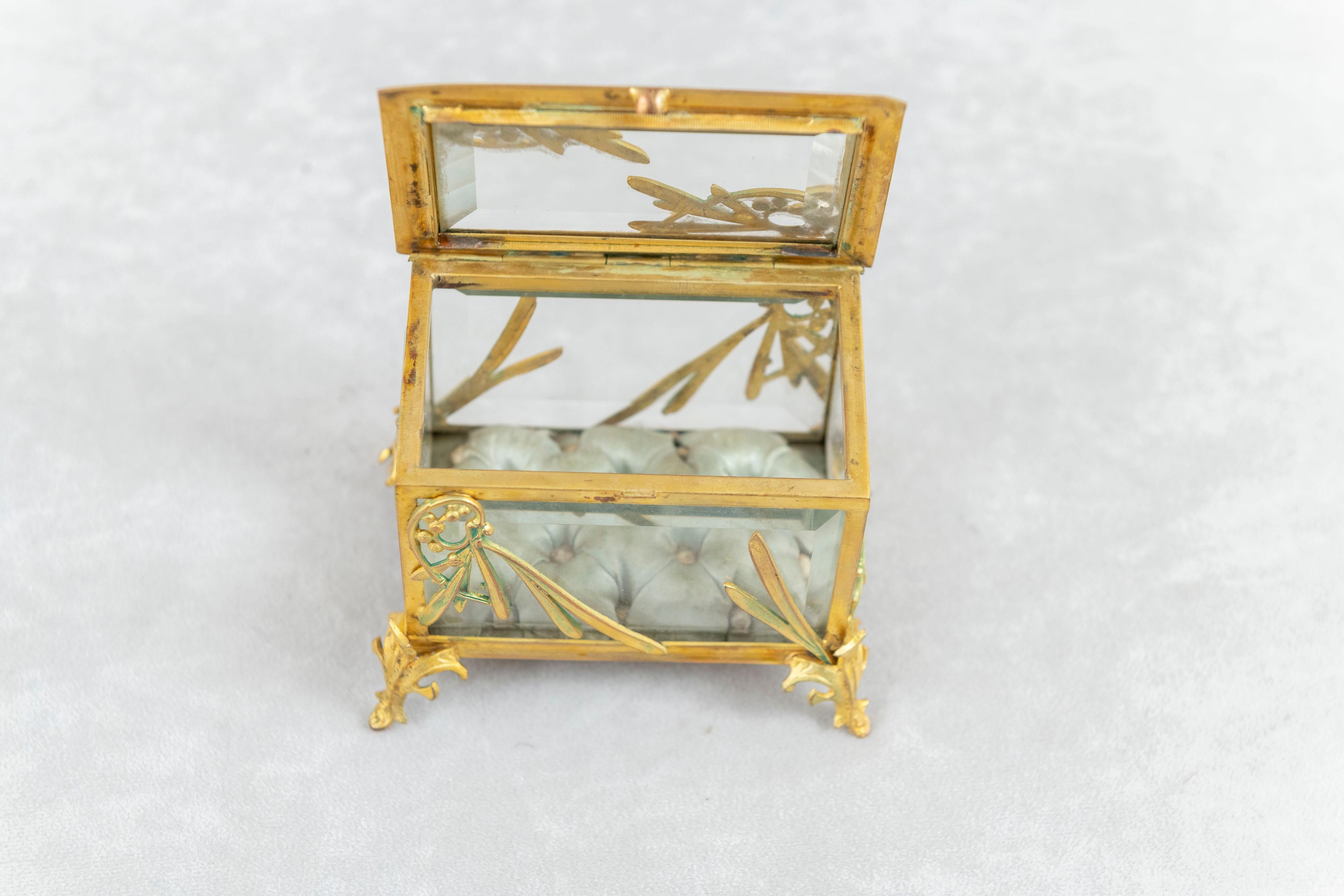Jugendstilschmuck/Ring Box, Französisch, vergoldete Bronze, abgeschrägtes Glas, um 1910 im Zustand „Gut“ im Angebot in Petaluma, CA