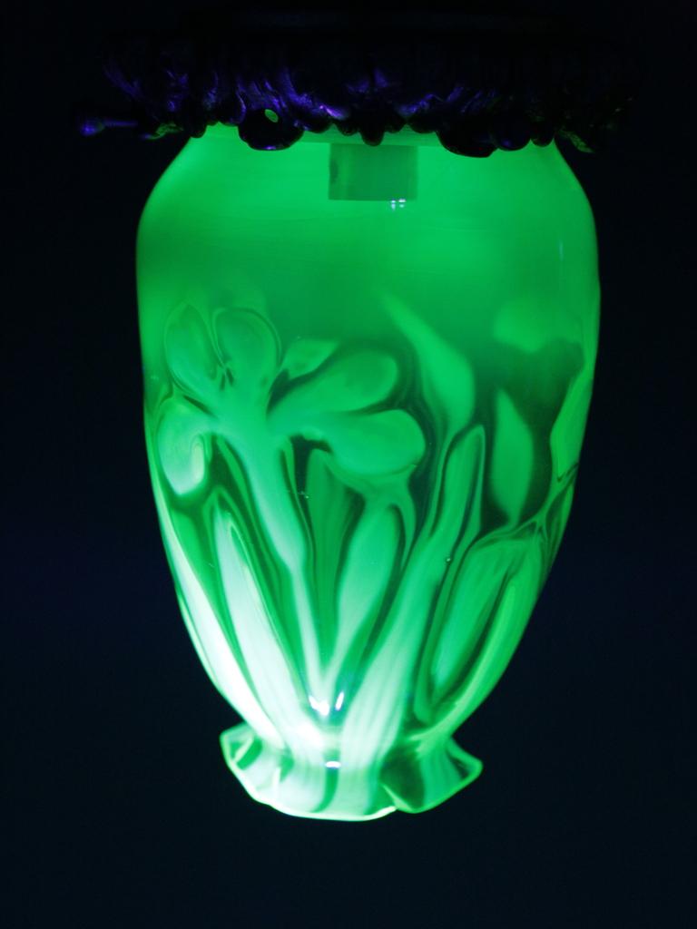 Art Nouveau John Walsh Walsh Pendentif en verre Vaseline c1900 Bon état à Lincoln, GB