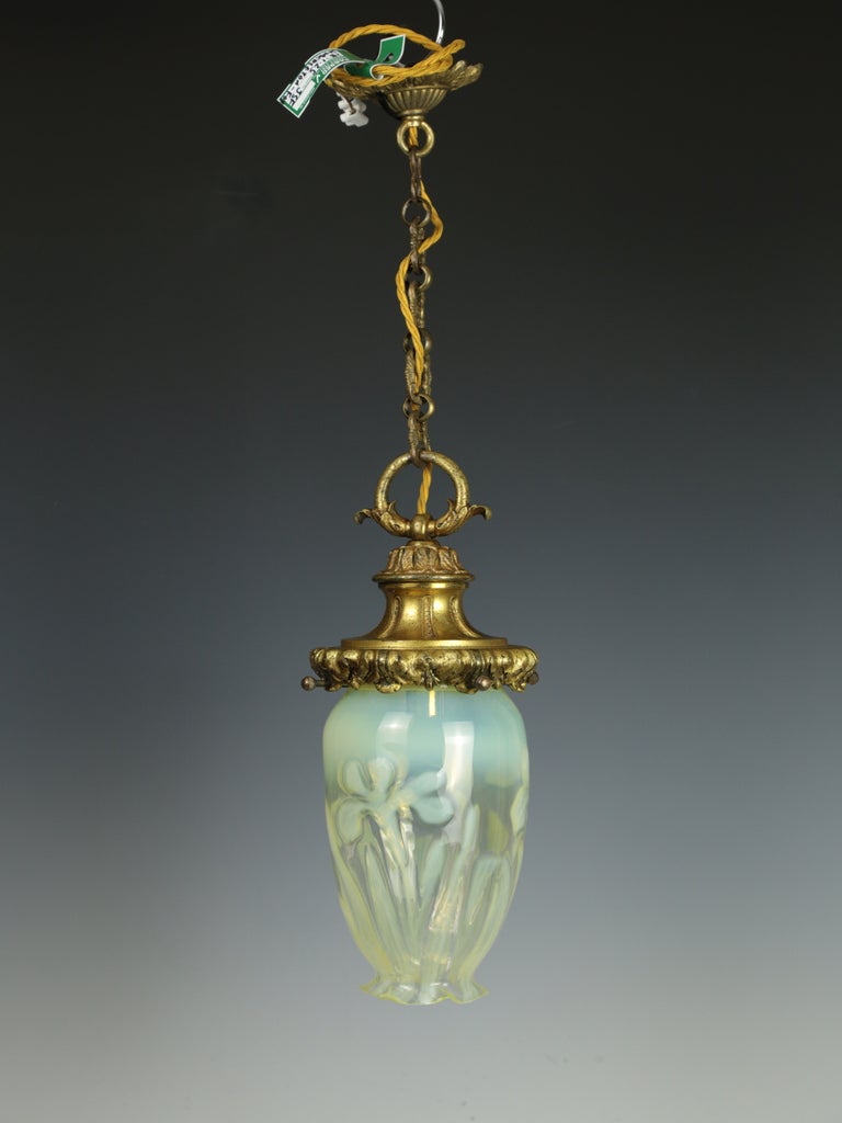 Description

Antique Art Nouveau John Walsh Walsh Vaseline Glass Pendant (c. 1900)

Cet exceptionnel grand pendentif anglais en verre vaseline de John Walsh Walsh de Birmingham, datant d'environ 1900, est réputé pour sa forme étonnante et sa taille