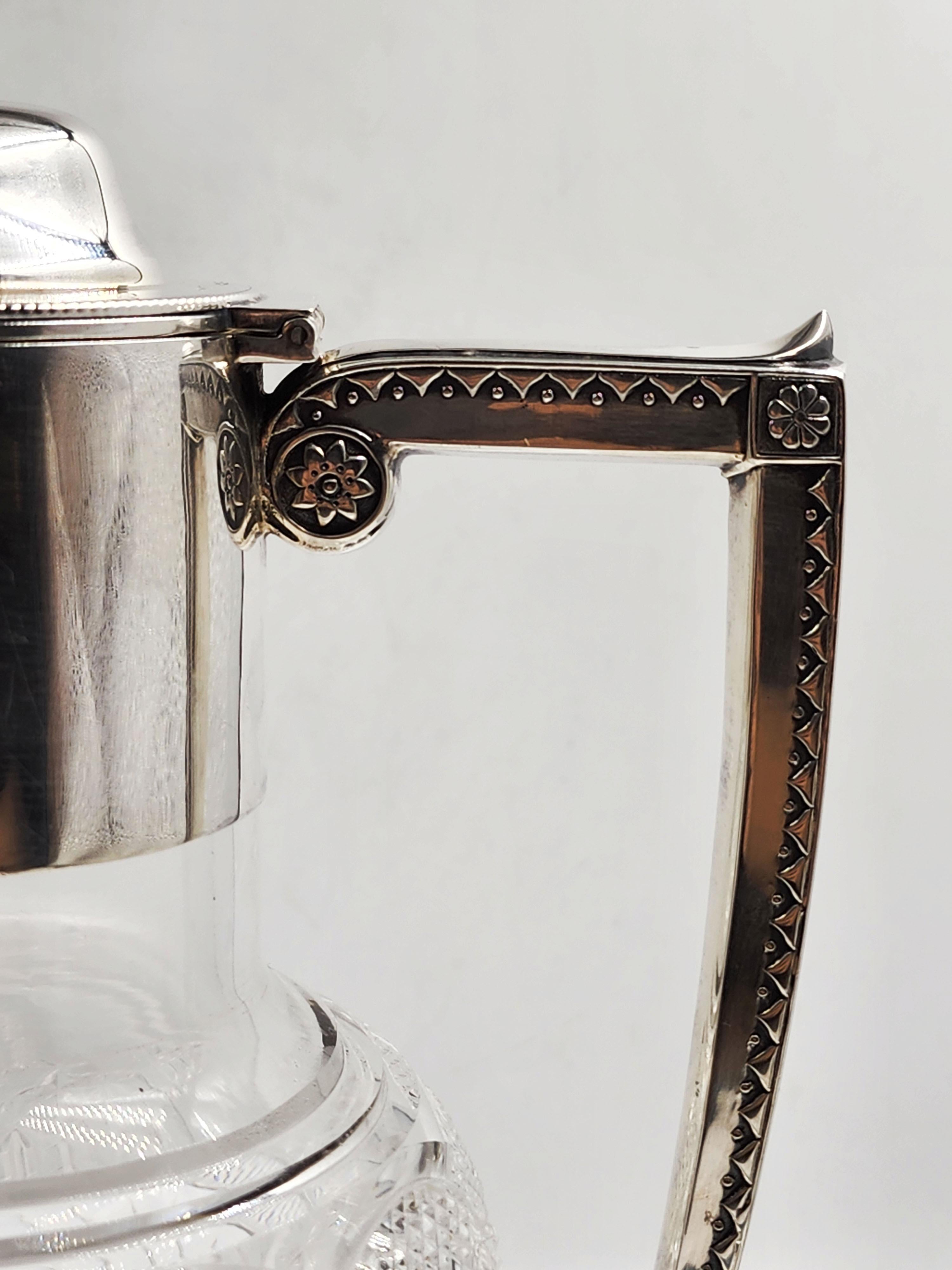 Moderner Krug aus englischem Platin und Cristal Tallado
Das exquisite Jugendstilgefäß, ein Stück, das Eleganz und Eleganz ausstrahlt, kombiniert die Transparenz von Kristallglas mit dem Glanz von englischem Blech. Der Jugendstil manifestiert sich in