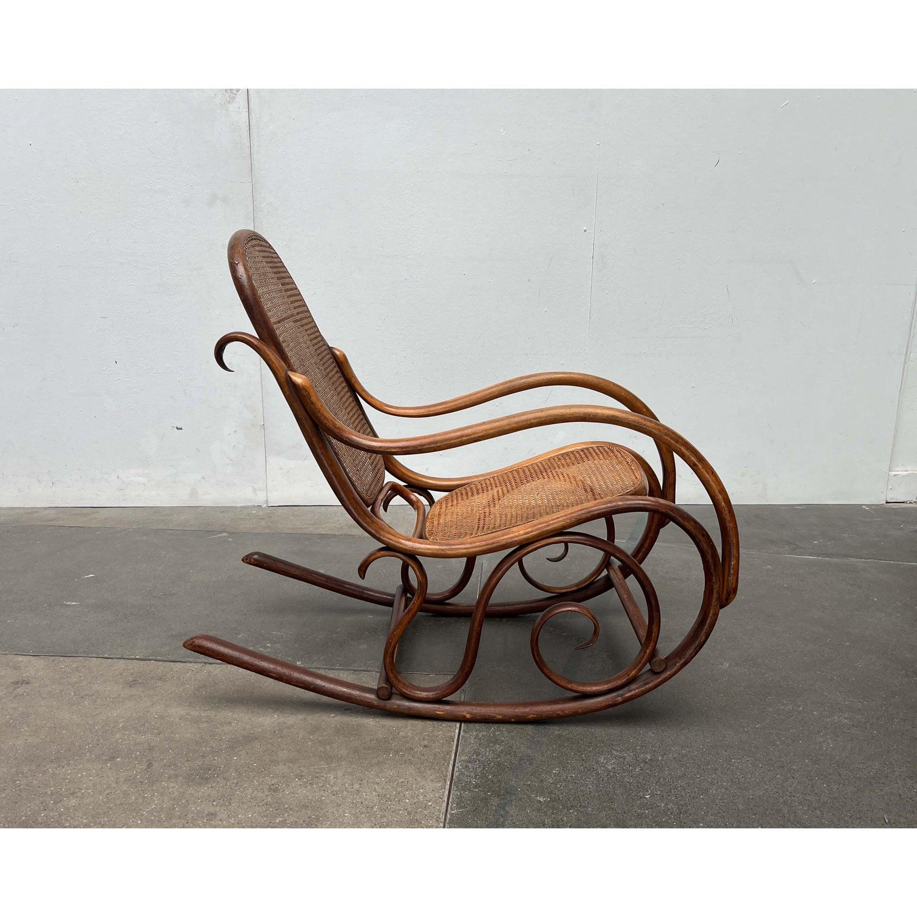 Jugendstil-Bugholz-Schaukelstuhl von Fischel, Österreich, 1910er Jahre (Rattan) im Angebot