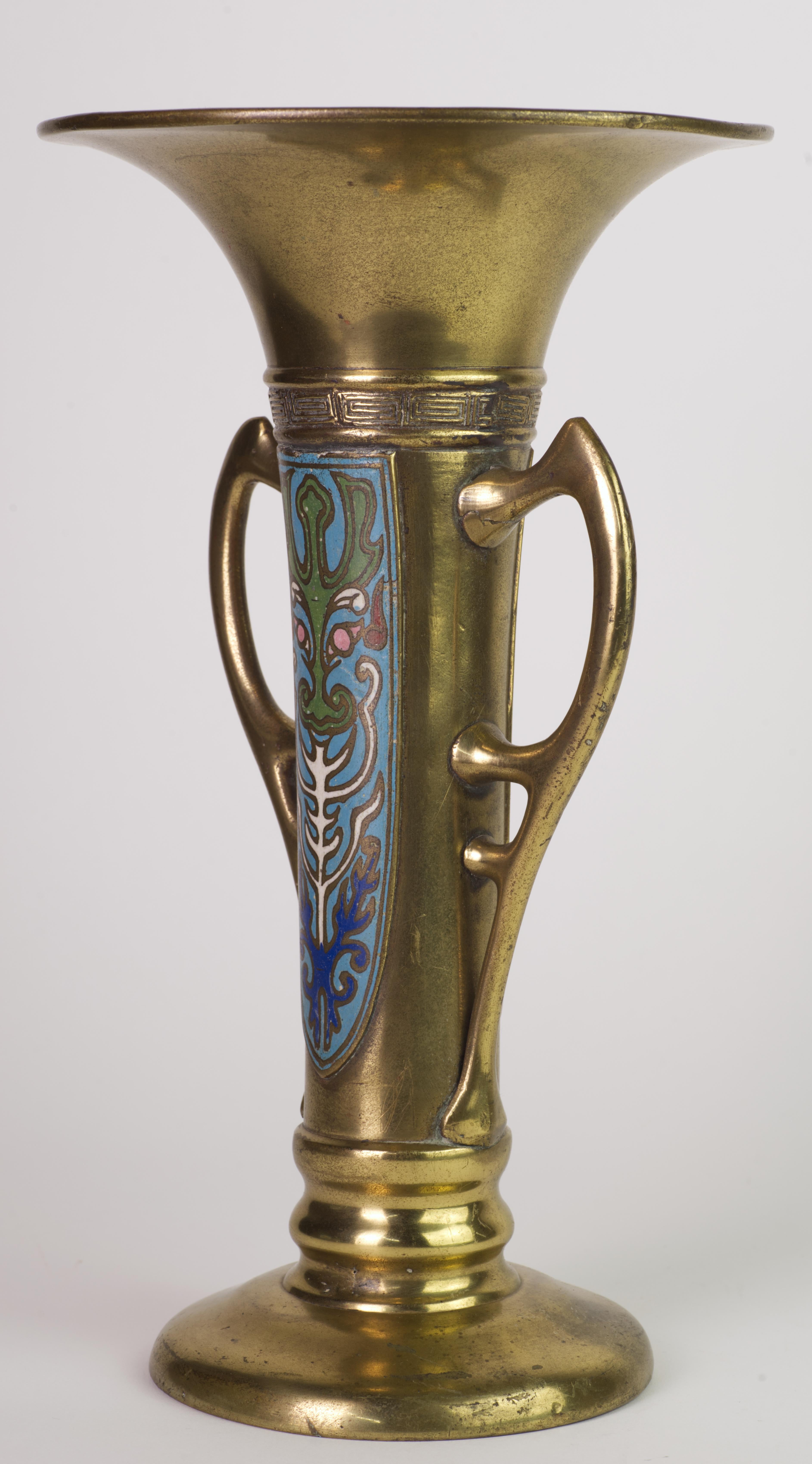 Asiatico Vaso grande in ottone e smalto Art Nouveau Jugendstil con maniglie in vendita