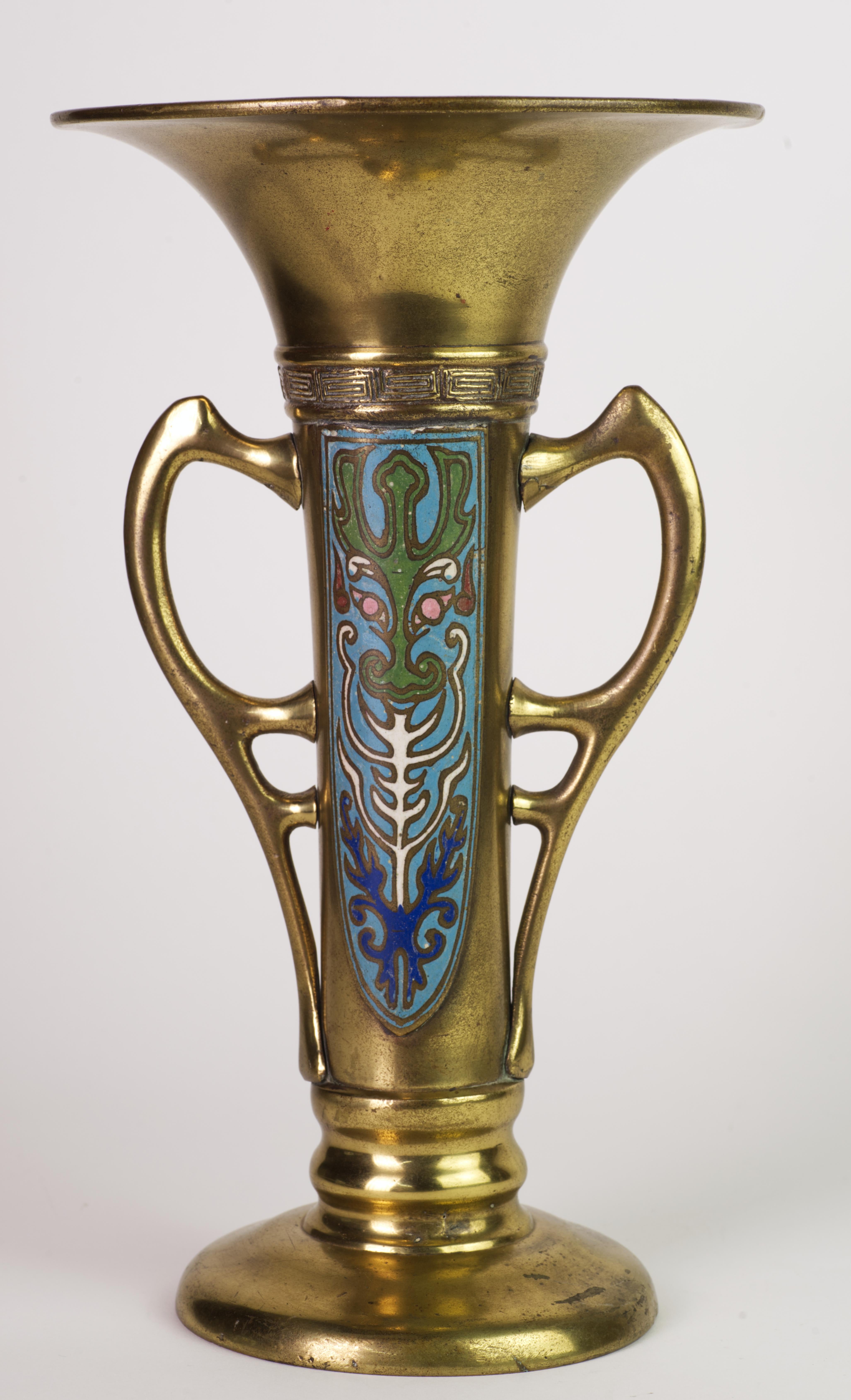 Fatto a mano Vaso grande in ottone e smalto Art Nouveau Jugendstil con maniglie in vendita