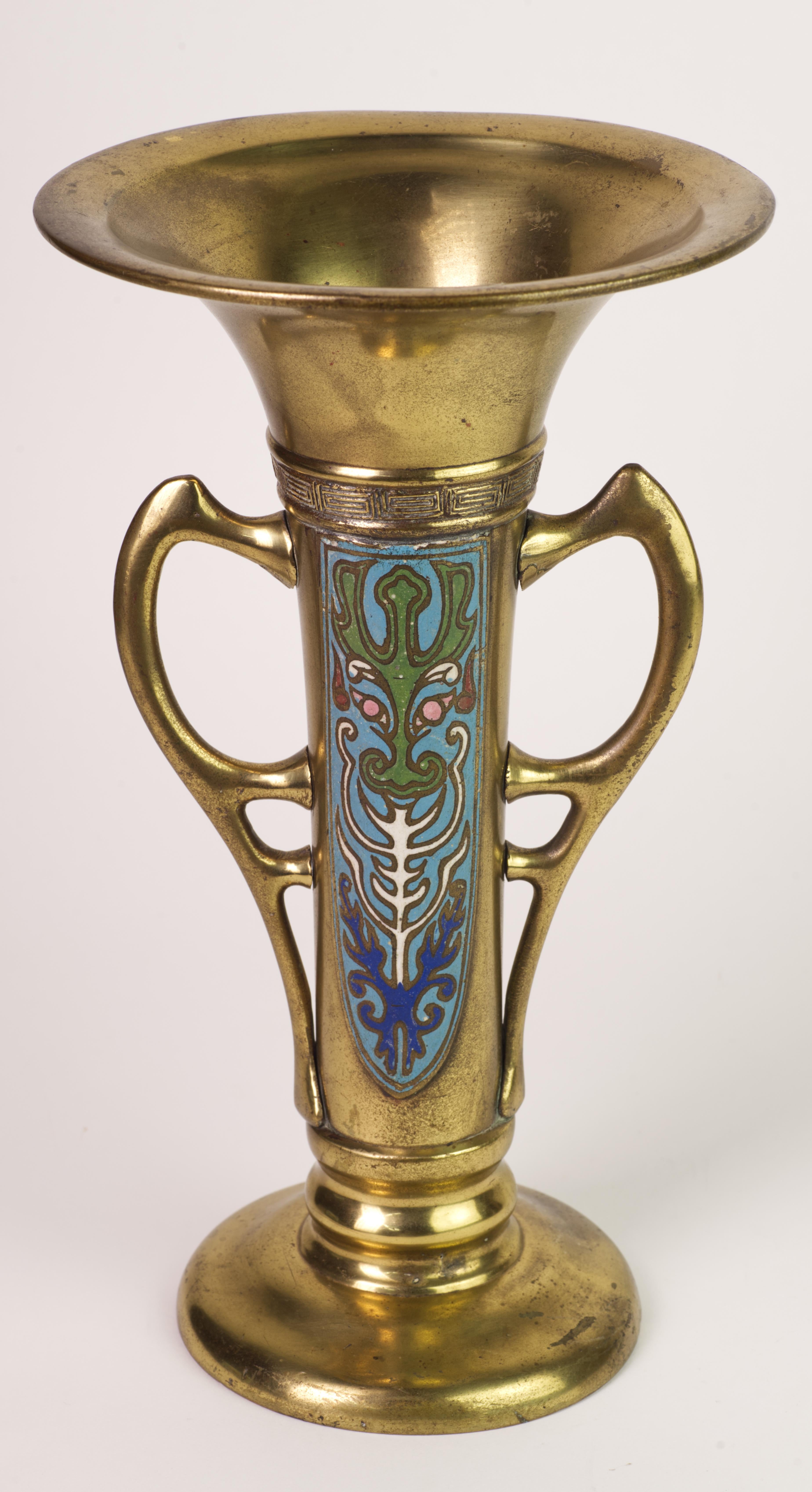 Vaso grande in ottone e smalto Art Nouveau Jugendstil con maniglie In condizioni buone in vendita a Clifton Springs, NY