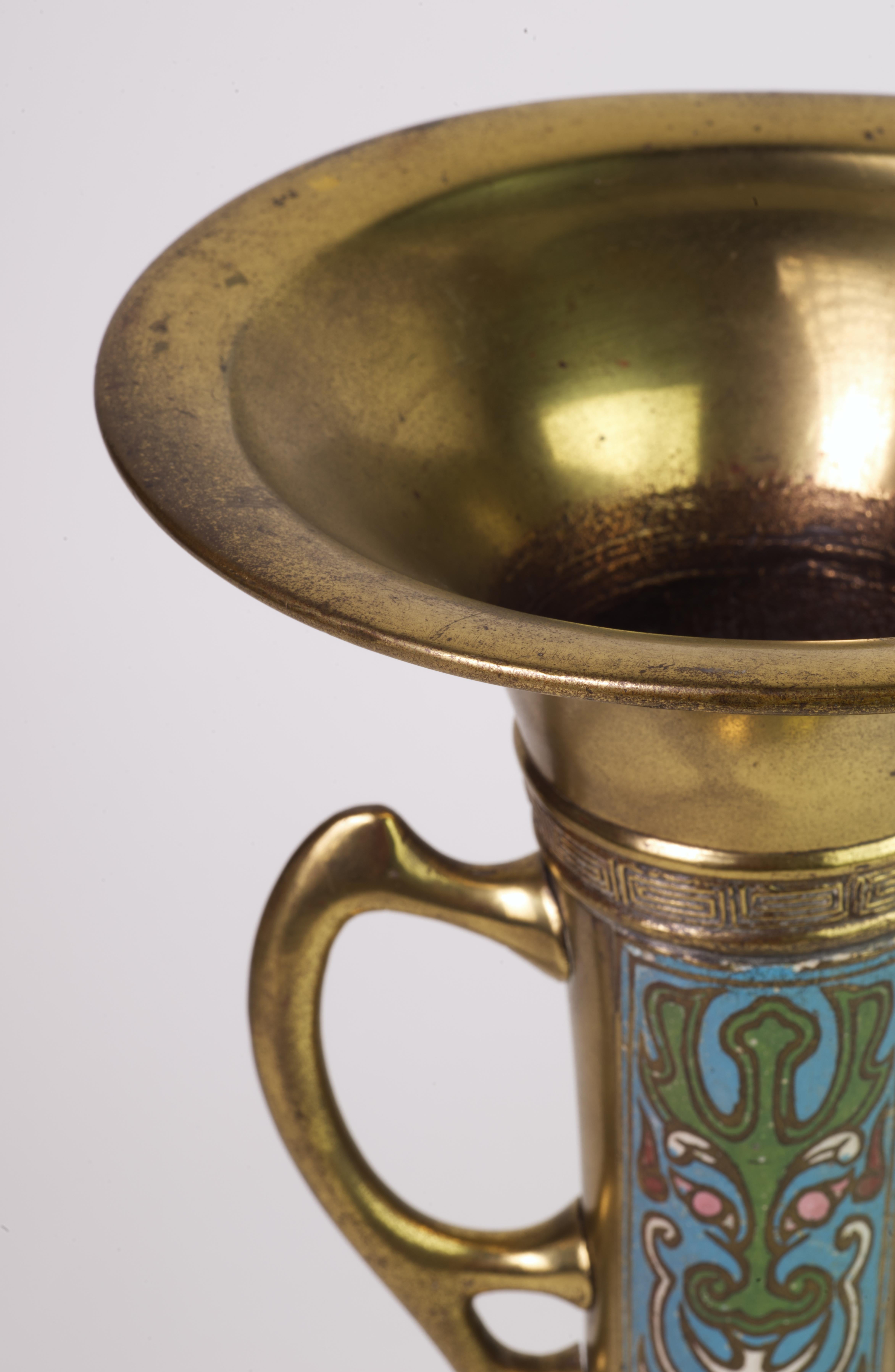 XX secolo Vaso grande in ottone e smalto Art Nouveau Jugendstil con maniglie in vendita