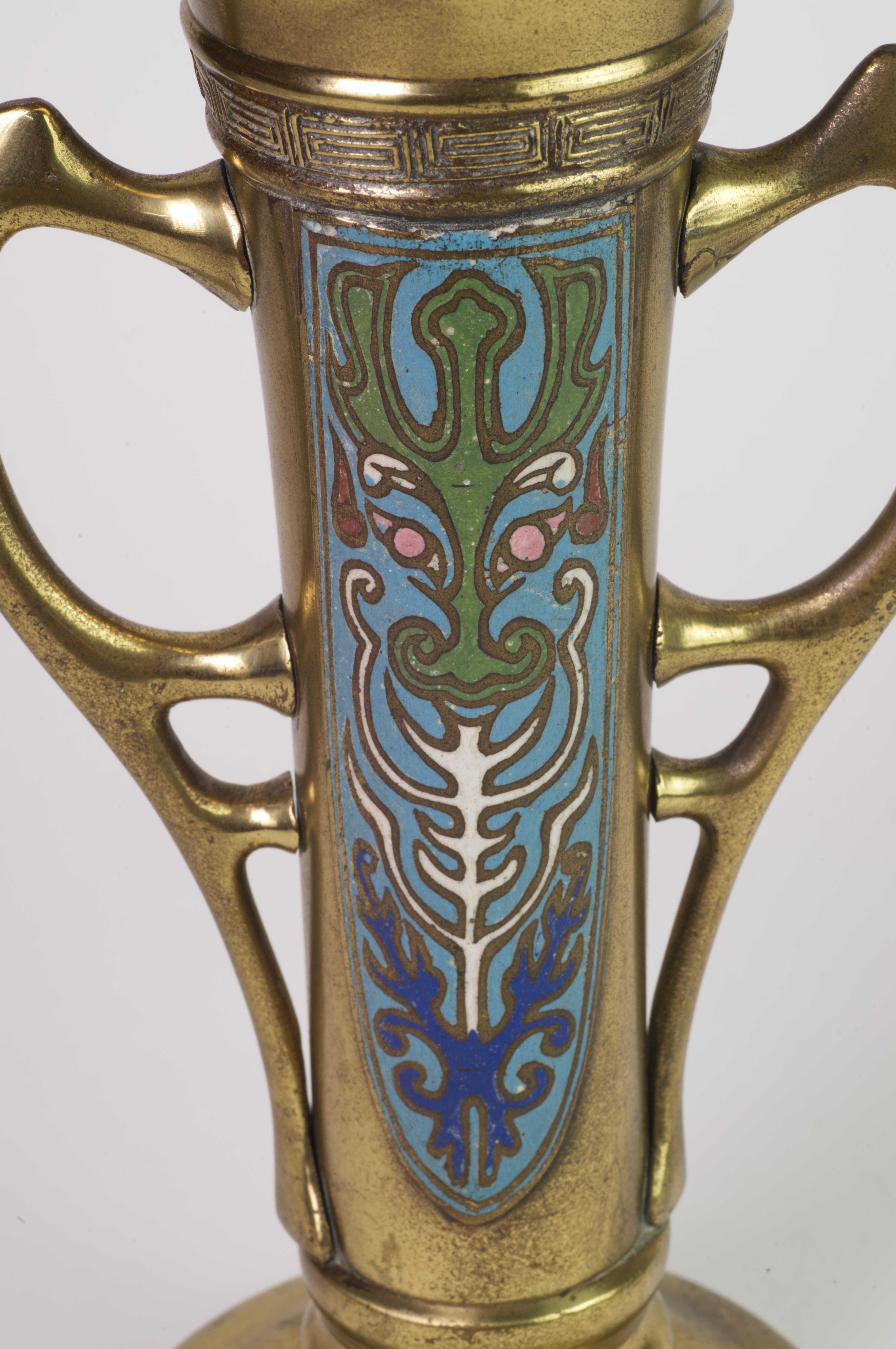 Ottone Vaso grande in ottone e smalto Art Nouveau Jugendstil con maniglie in vendita