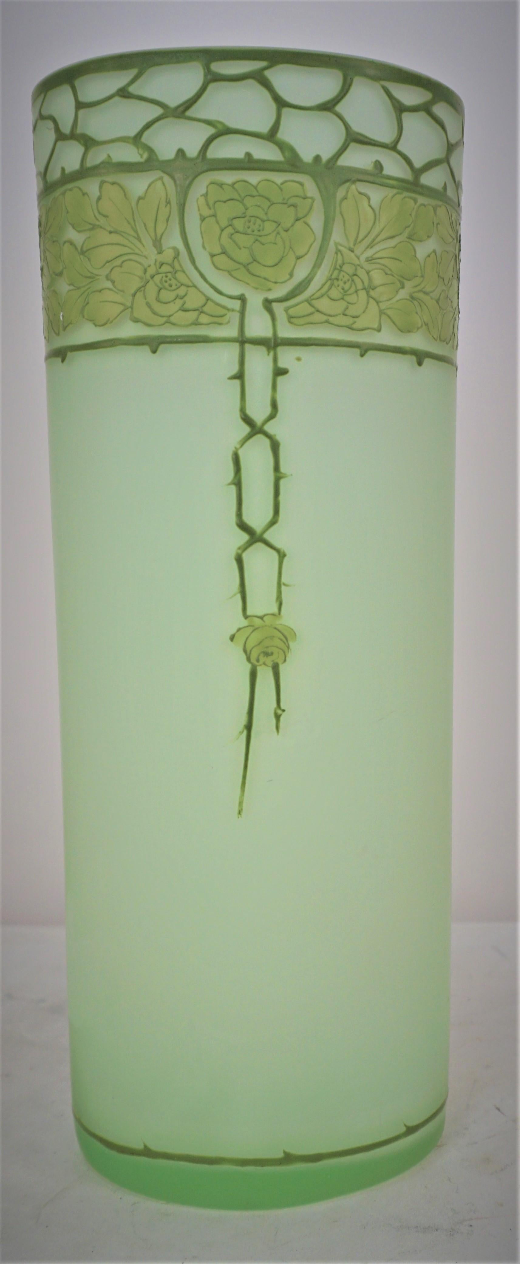 schöne Jugendstil-Kamee aus grünem Glas mit hellgrünem Hintergrund, innen weiß, Vase.