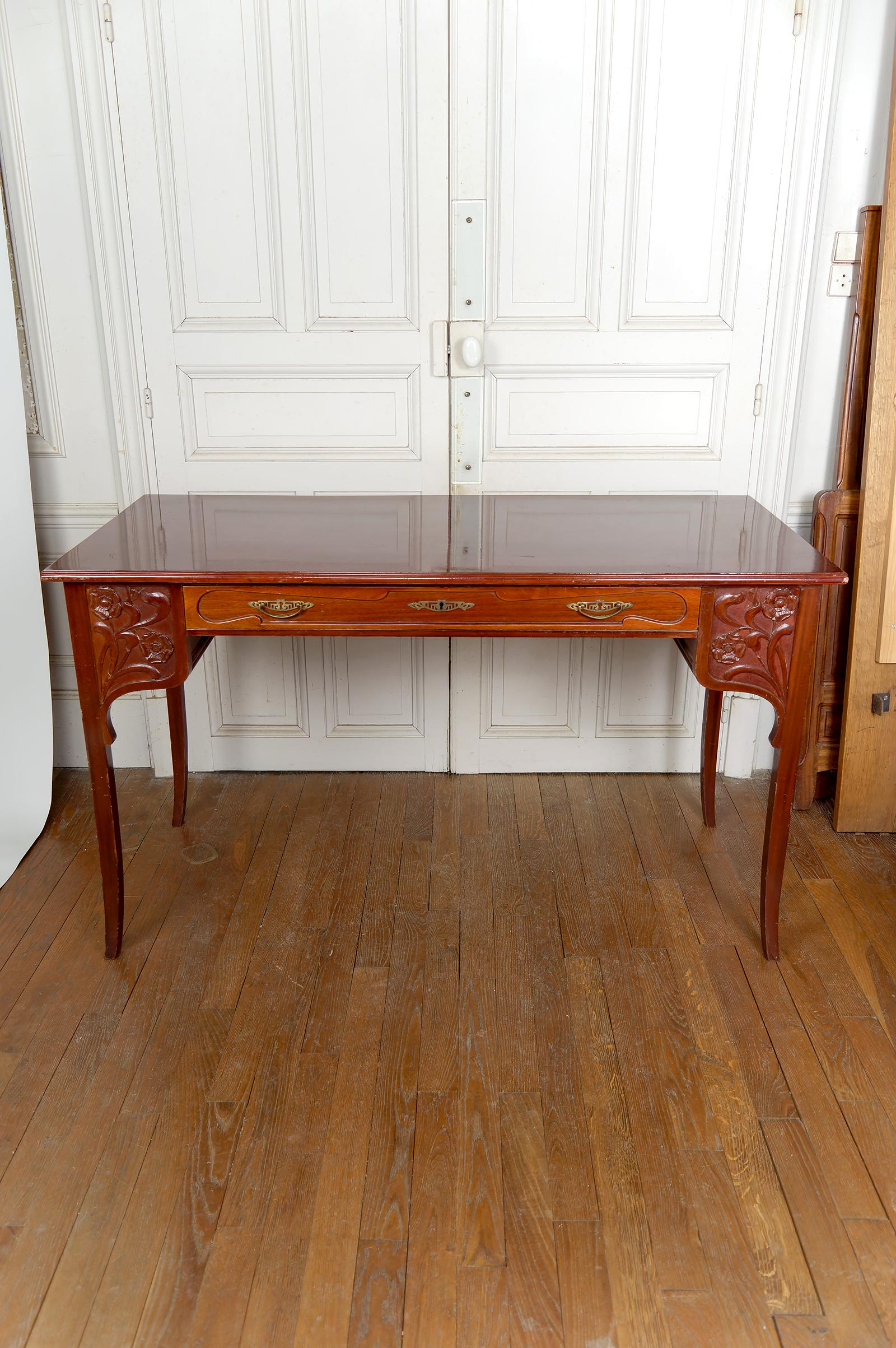 Schreibtisch im Jugendstil, geschnitztes Holz, Deutschland, um 1910 (Art nouveau) im Angebot