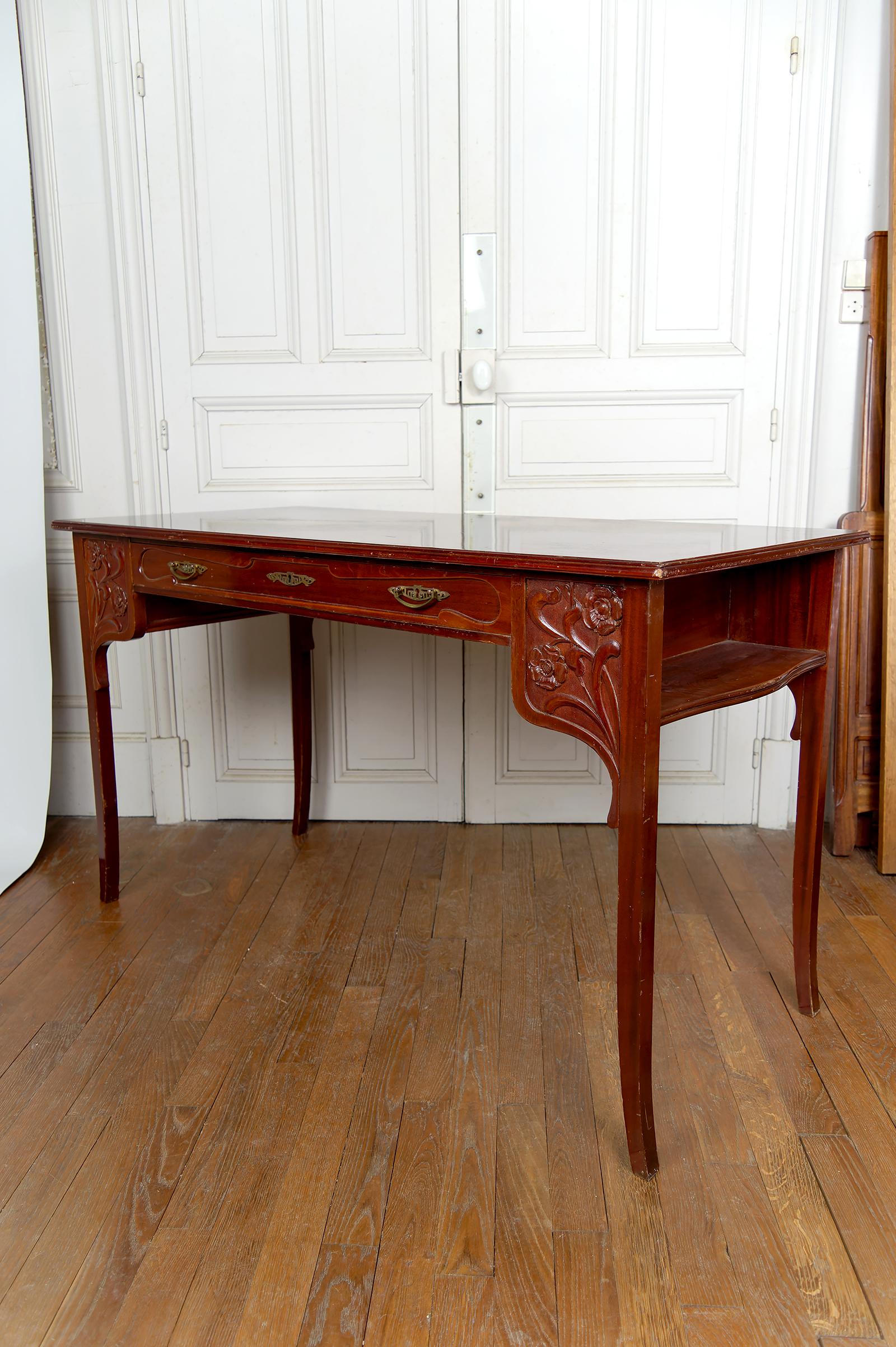 Schreibtisch im Jugendstil, geschnitztes Holz, Deutschland, um 1910 (Geschnitzt) im Angebot