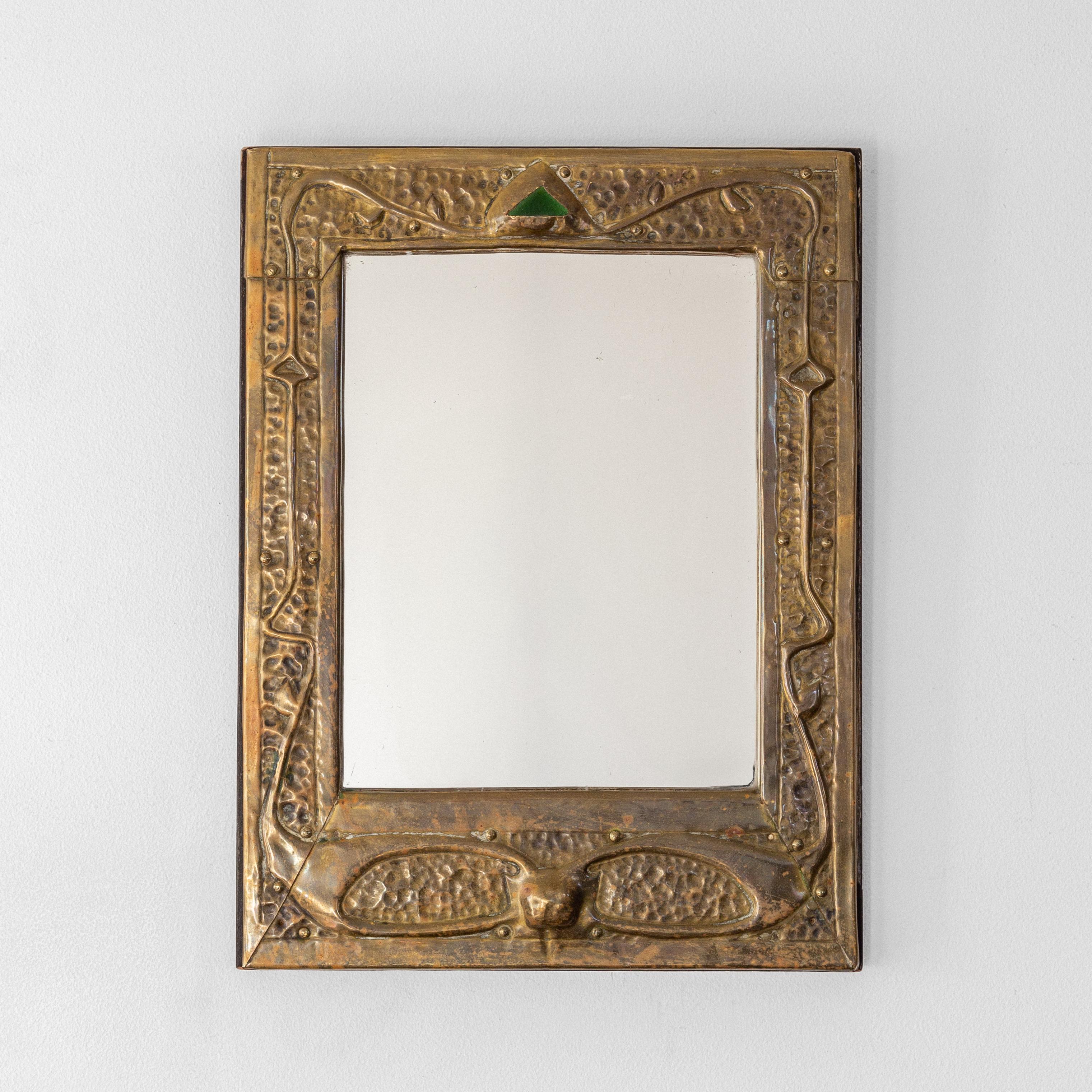 Martelé Miroir en laiton martelé Art Nouveau/ Jugendstil - Allemagne, Autriche, début des années 1900 en vente