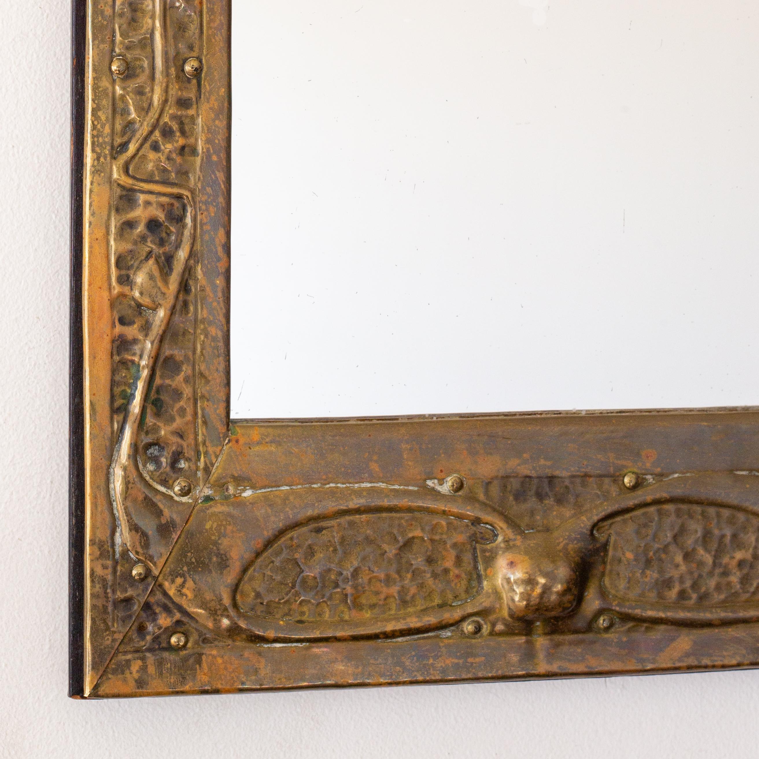 Miroir en laiton martelé Art Nouveau/ Jugendstil - Allemagne, Autriche, début des années 1900 Bon état - En vente à Stockholm, SE