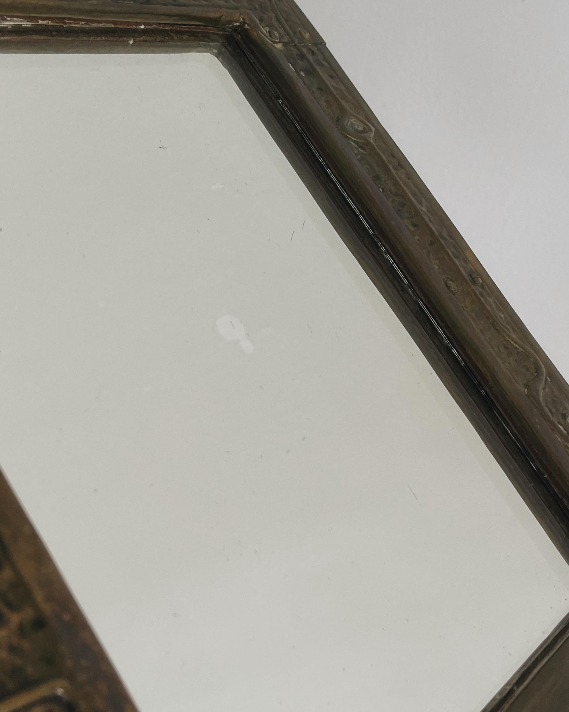 Début du 20ème siècle Miroir en laiton martelé Art Nouveau/ Jugendstil - Allemagne, Autriche, début des années 1900 en vente