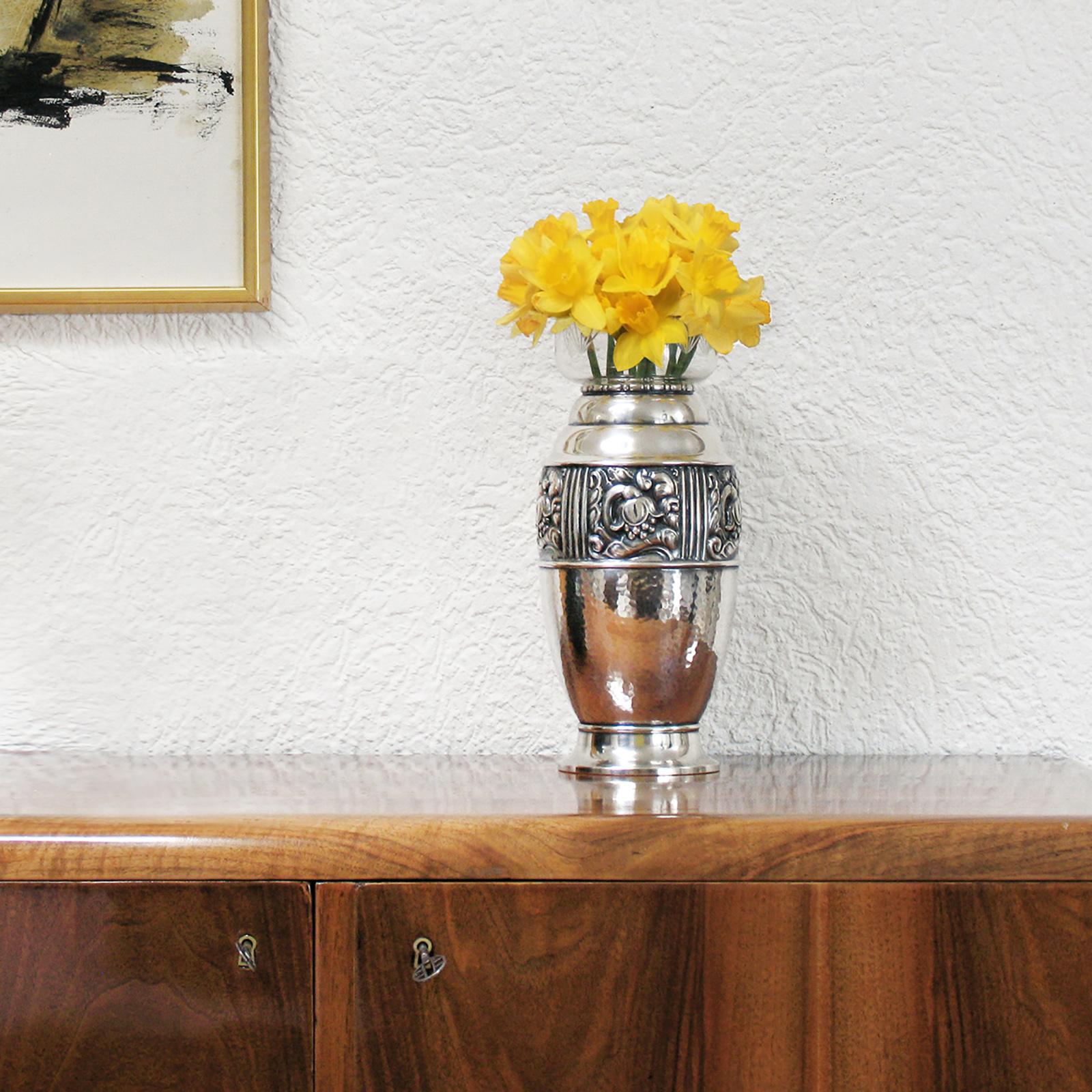 Art Nouveau, Jugendstil, Vase en métal argenté, Carl M Cohr, Danemark, années 1900.
Extrêmement rare, ce vase Jugendstil est un exemple exquis des œuvres du début des années 1900, remarquablement réalisé par le célèbre fabricant danois Carl M Cohr.