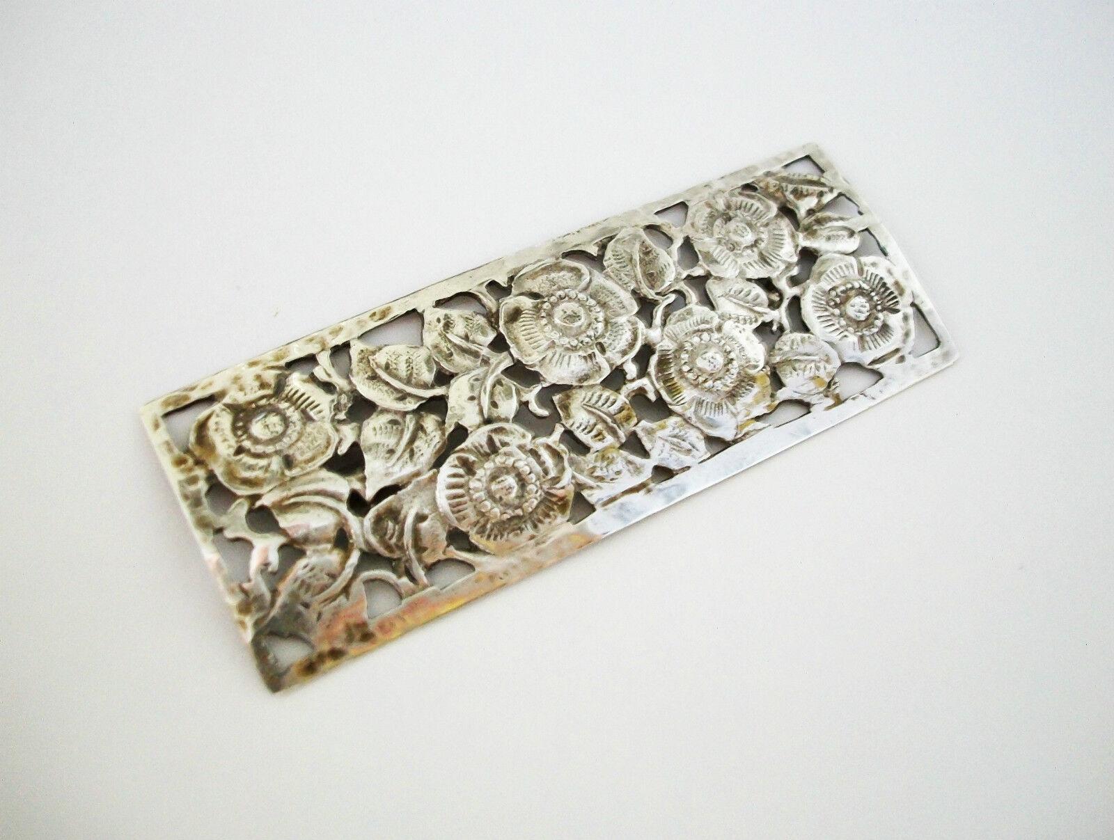 Antique fine quality Art Nouveau / Jugendstil silver poppy brooch - hand made - featuring a pierced design with hand tooled details - hinged pin to the back - unsigned - stamped '800' verso - Germany - circa 1900.

Excellent antique condition -