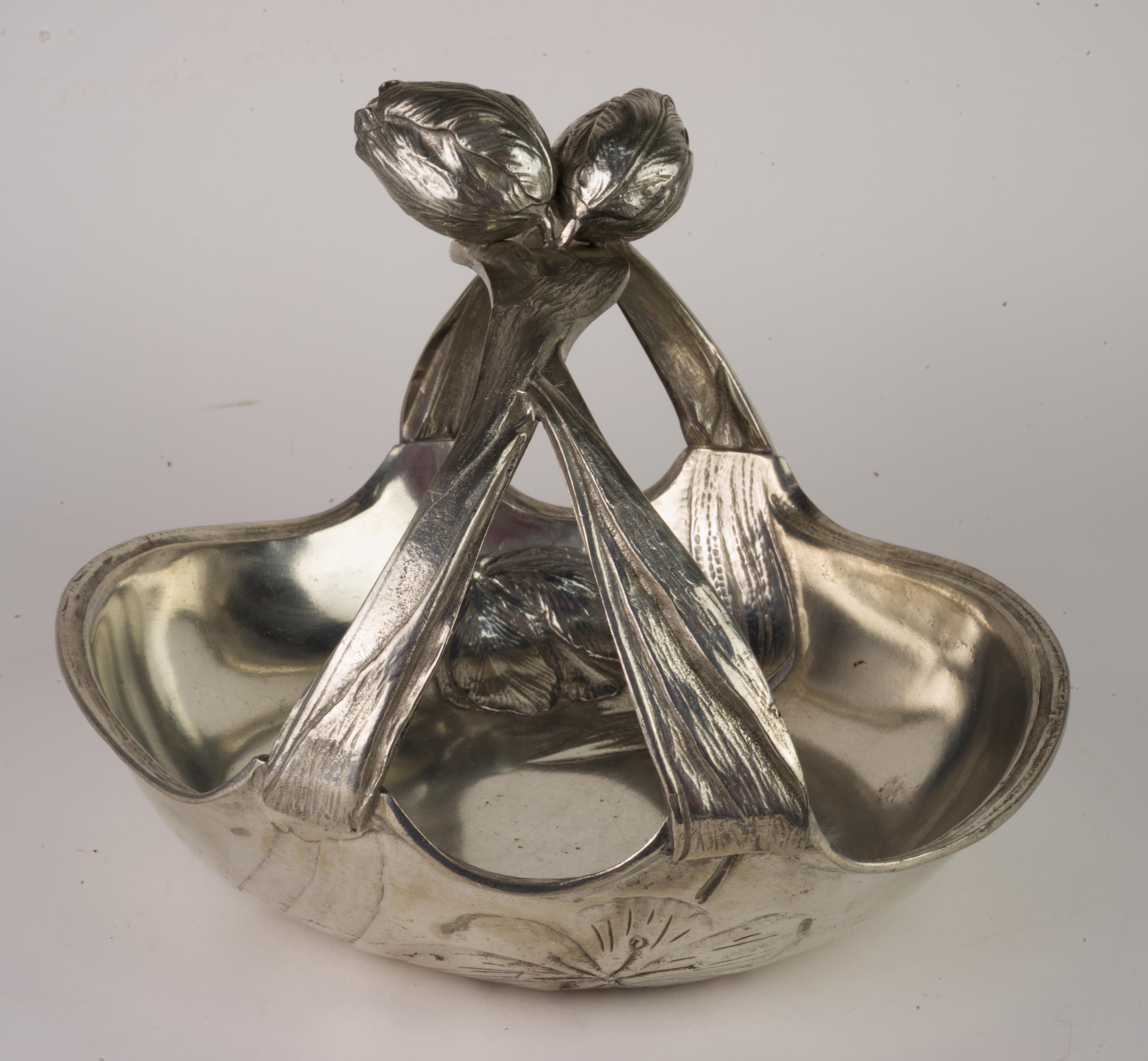 Jugendstil-Tulpenkorb im Jugendstil im Jugendstil im Stil von Achille Gamba, Zinn, Italien im Zustand „Gut“ im Angebot in Clifton Springs, NY