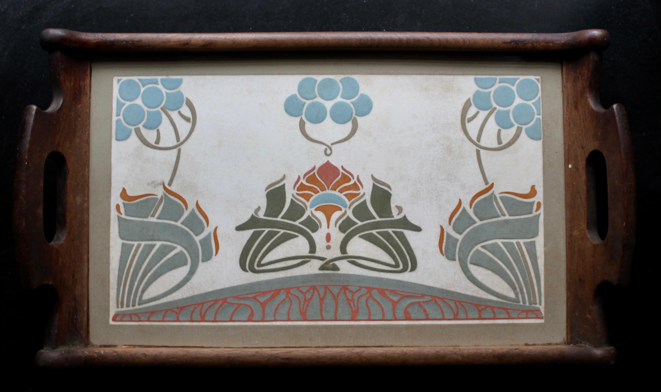 Un bellissimo e decorativo vassoio da portata tedesco Jugenstil Art Nouveau incorniciato in Oak con una singola piastrella di grandi dimensioni (12x7 1/2
