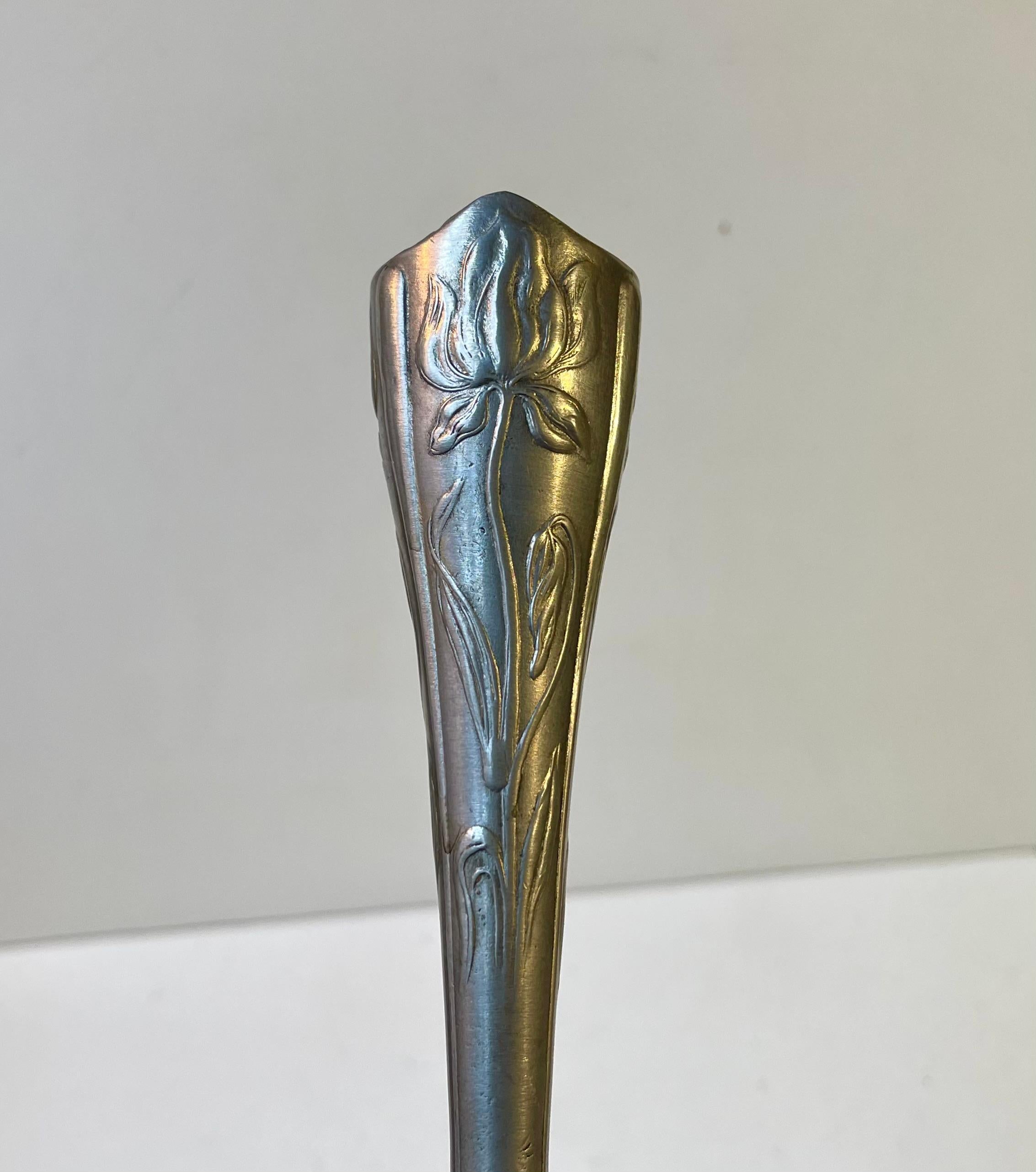 In particolare, questo vaso in peltro della tedesca Keyserzinn, realizzato in maniera organica e tattile, rappresenta un'eredità significativa di Archibald Knox. È stato disegnato da Hugo Leven (1874-1956) ed è chiamato il vaso dell'iris o dessin